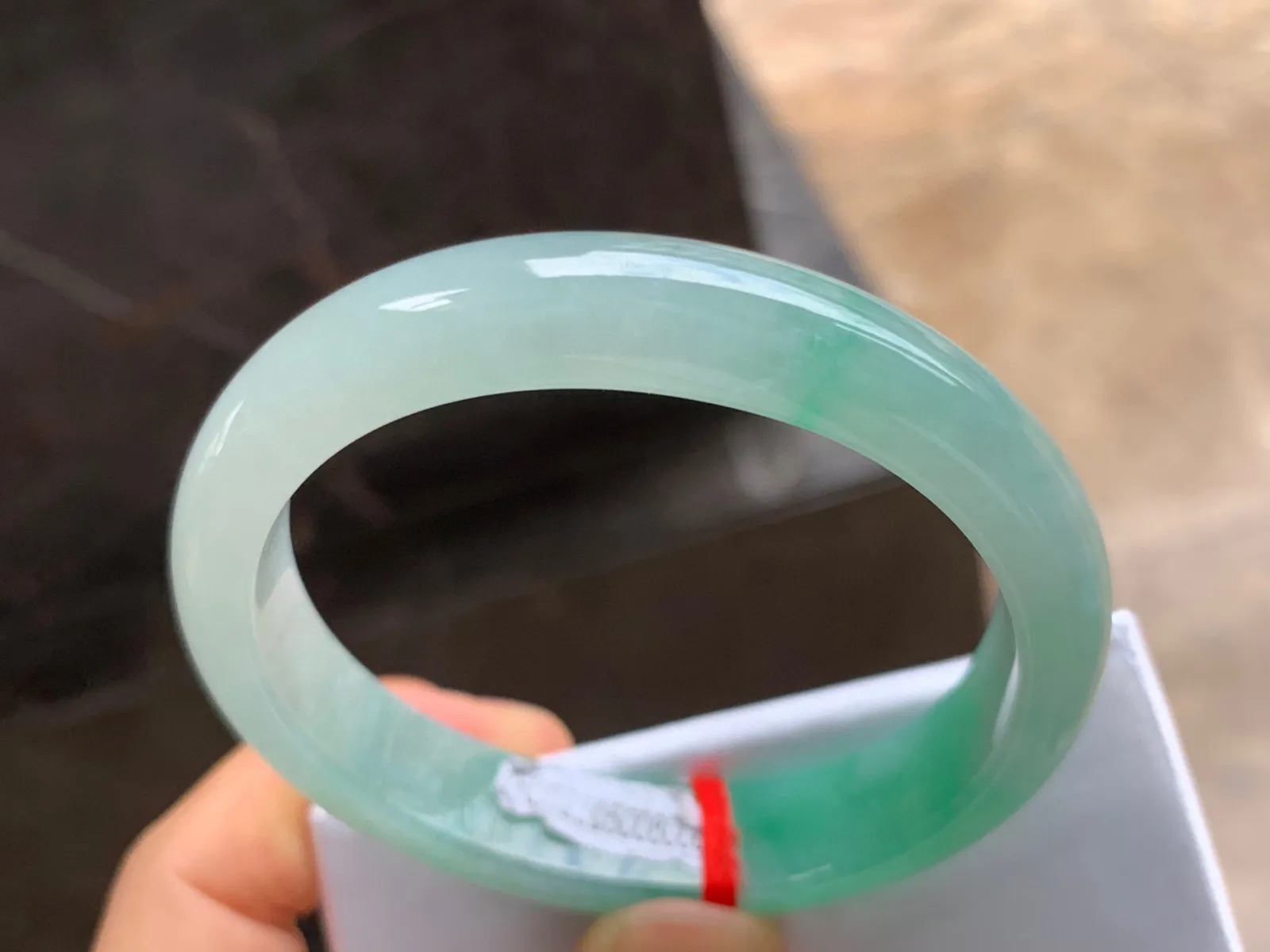 55.5-12.5-7.5mm
带色贵妃手镯 种好细腻 颜色清新 正圈53