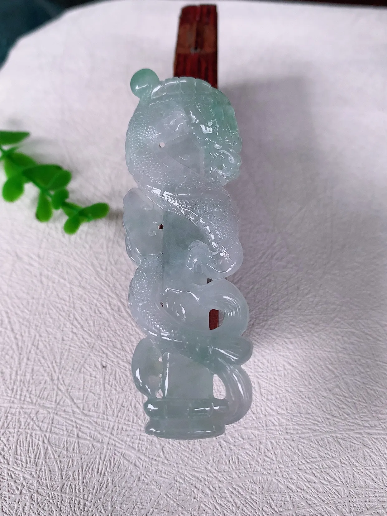 自然光实拍 精雕镂空冰飘花龙翡翠吊坠， 龙行天下，雕工立体精湛 翡翠龙牌 种老水足， 配戴霸气时尚，值得收藏!#261.2尺寸82.8*26*9.5