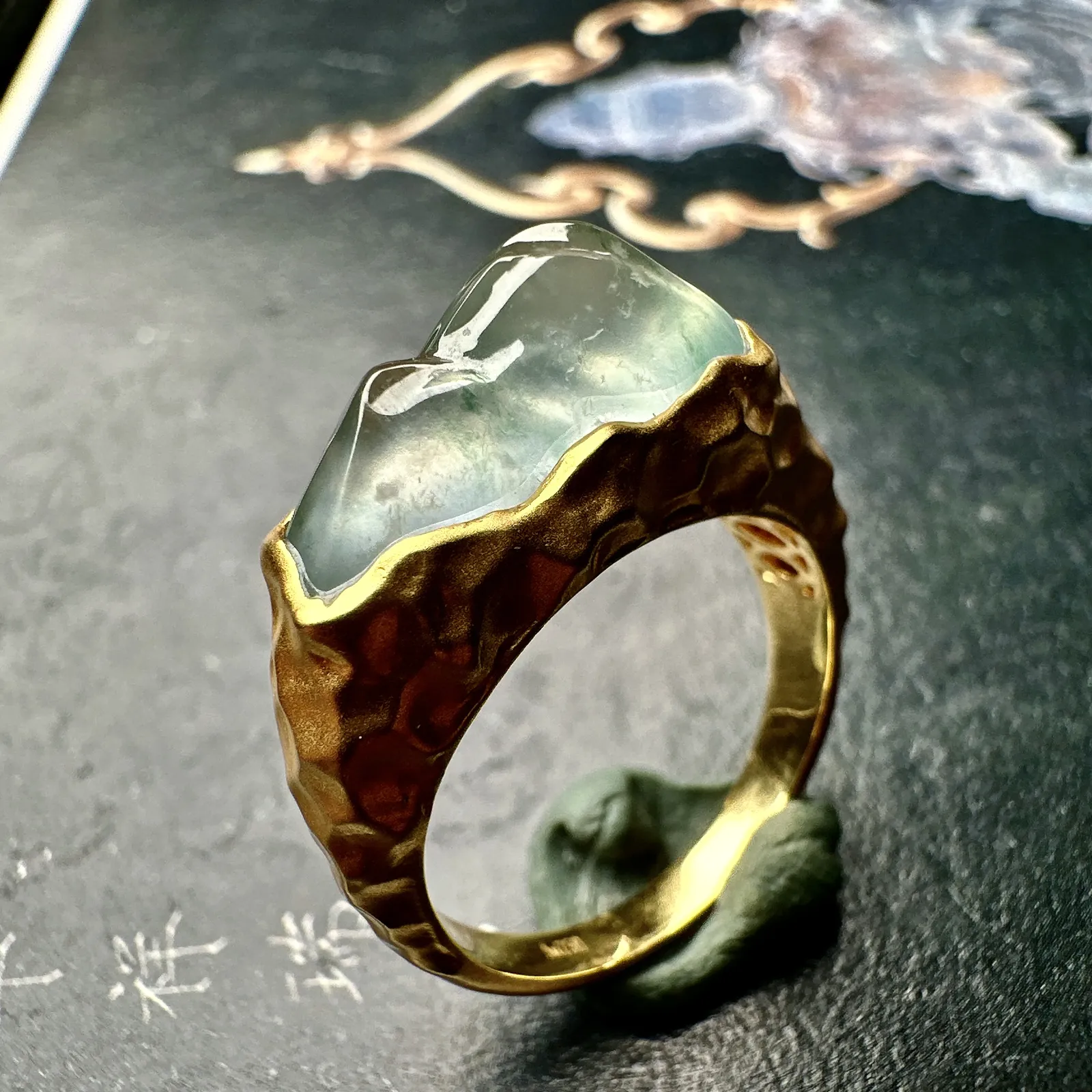【冰种飘花戒指】质地均匀细腻，冰润起光，胶感强烈，18K金钻精美镶嵌，裸石尺寸17.4*7.9*7.9毫米，戒圈可改