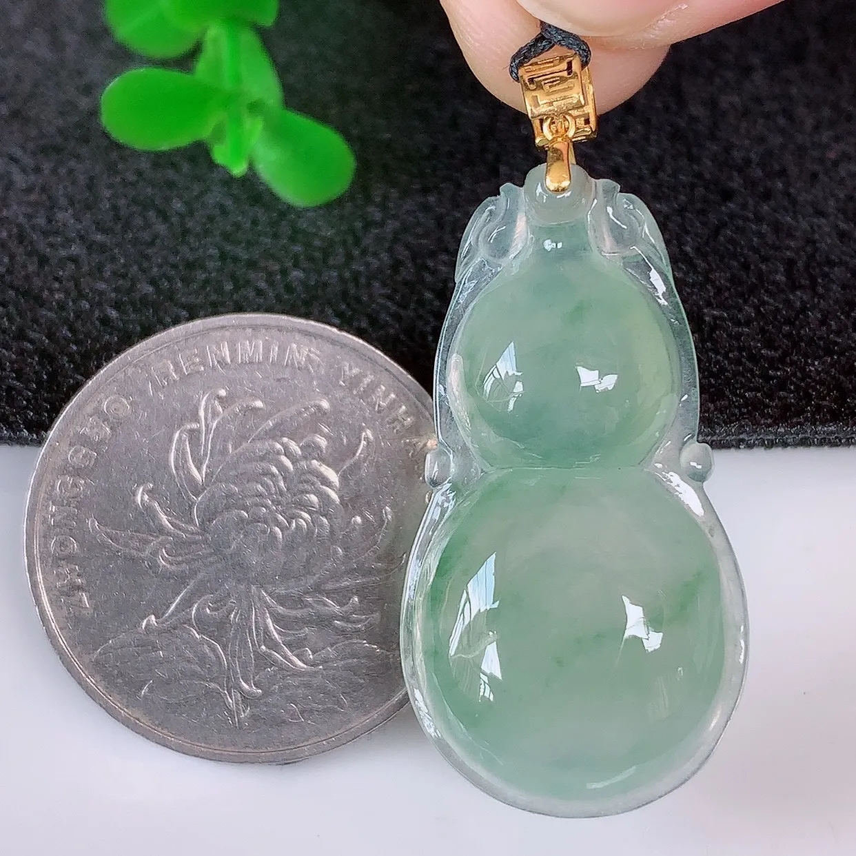 自然光实拍，18K金镶嵌冰种飘花葫芦吊坠，翡翠葫芦，寓意福禄双全，财源滚滚 佩戴效果优雅迷人！#080.4整体39裸石32.5*17.5-5.8