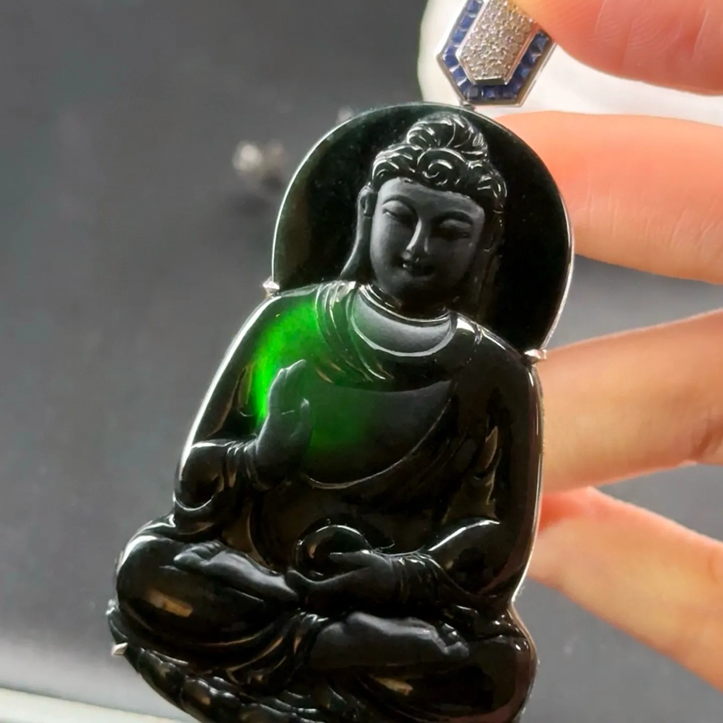 精品墨翠大日如来 种好色正 黑度极好 打灯通透 油性十足 尺寸71