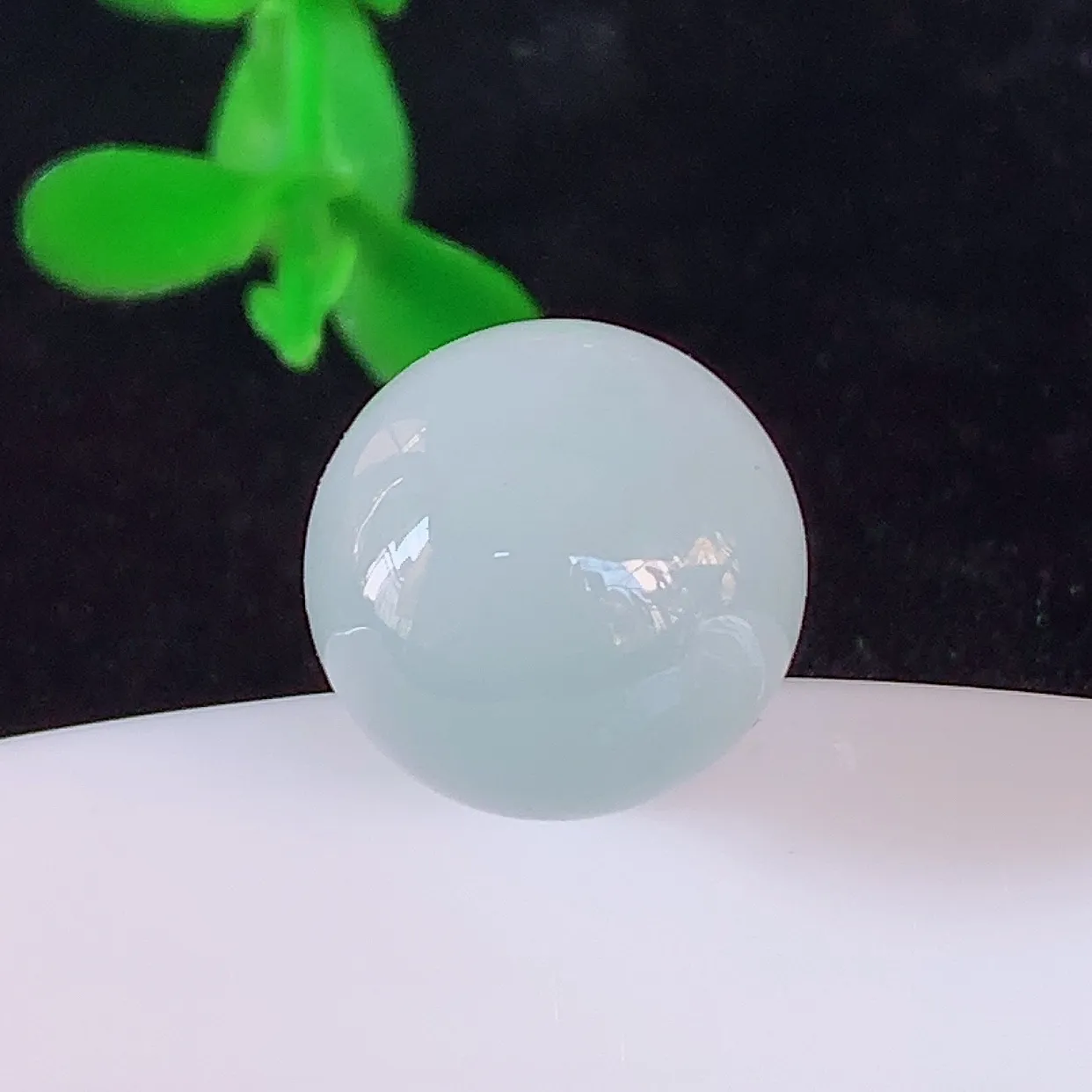 自然光实拍，冰种翡翠转运珠吊坠 寓意“时来运转 财源滚滚” 寓意佳，荧光灼灼，转运珠佩戴时尚优雅！#
