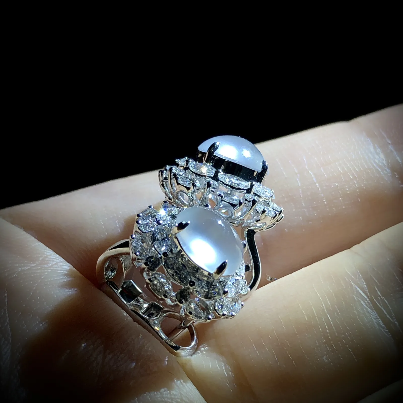 白冰蛋面耳拍，裸石8.2-6.8-4.5mm，
18K金，南非钻，
