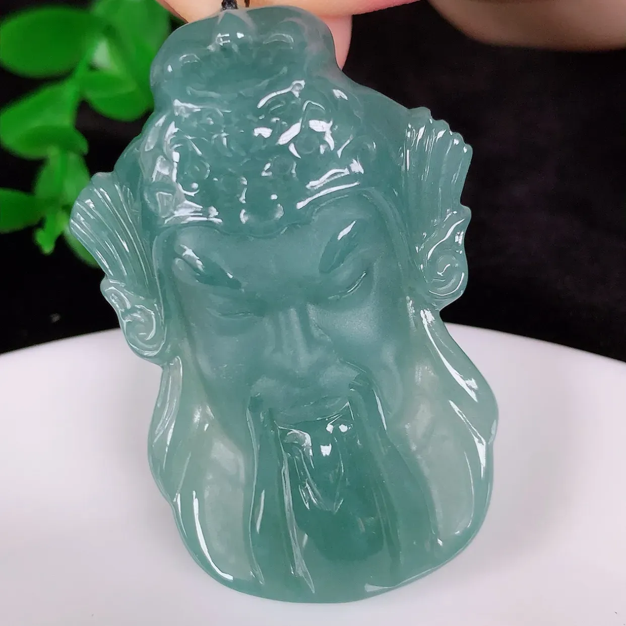 自然光实拍 冰透满色关公翡翠吊坠，种好起光，玉质细腻 招财纳福 时‮大尚‬方，款式新莹，佩戴优雅高贵！#378.2尺寸46-31-9mm