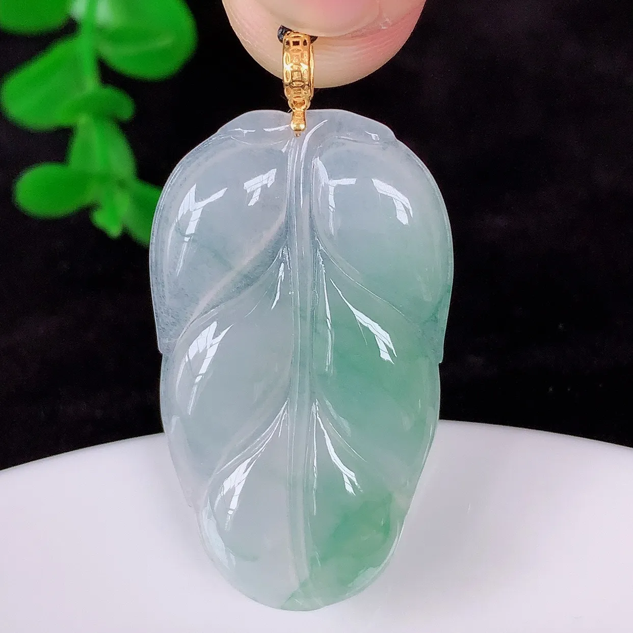自然光实拍，18K金镶嵌冰飘花叶子翡翠吊坠 种水足，色泽清新，工艺精湛，寓意美好 金枝玉叶 事业有成。#083.3整体38*19.5*3.5mm