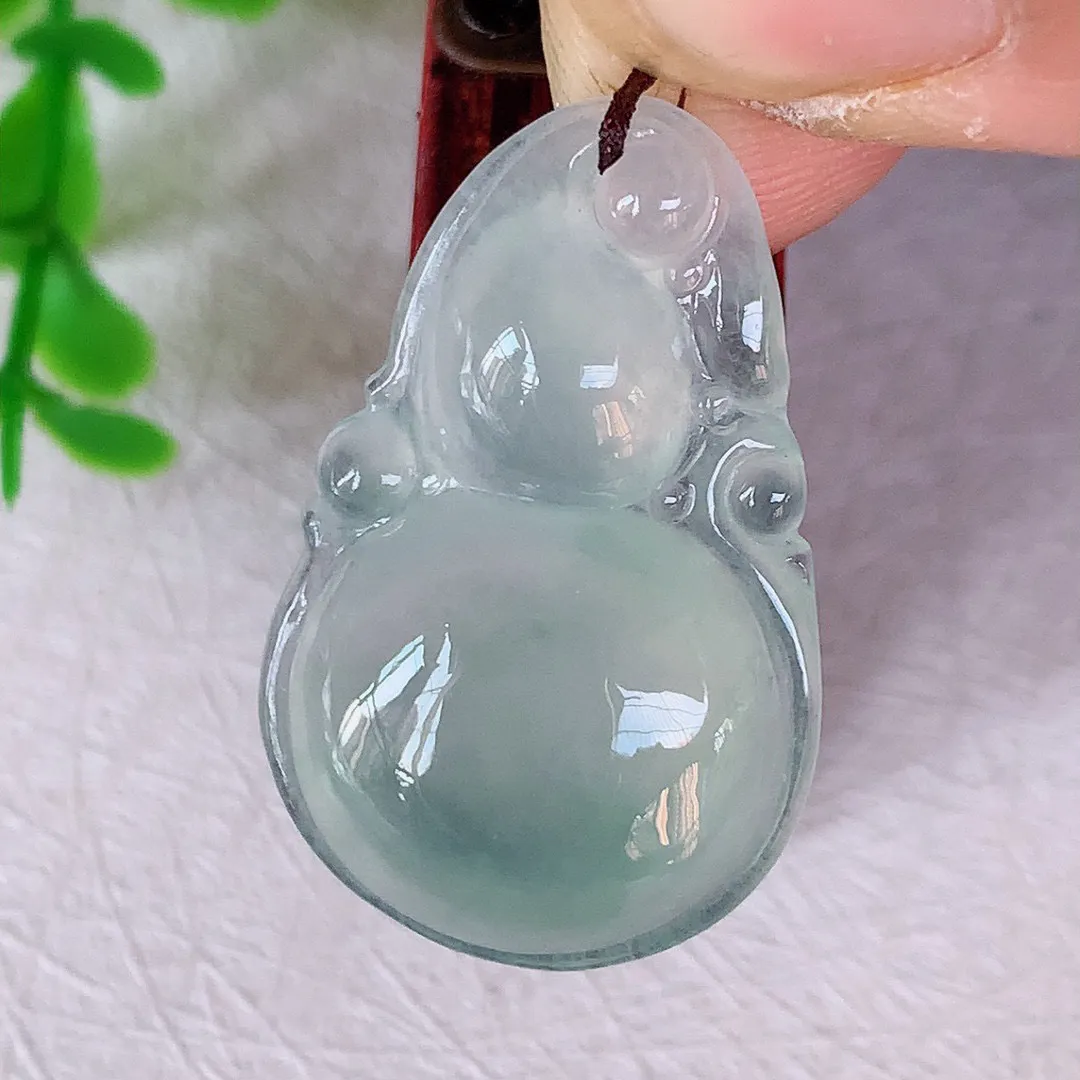 自然光实拍 冰种翡翠葫芦吊坠， 寓意福禄双全 财源滚滚，冰透 清新脱俗 佩戴效果优雅迷人！#130.2*尺寸28*18*6.2mm