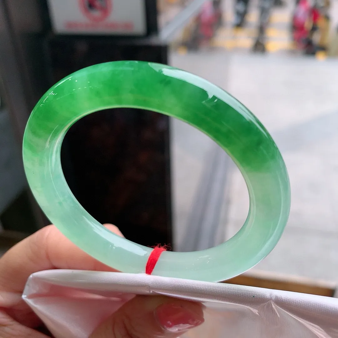 圆条高冰阳绿 一丝细纹 尺寸:51.2/9.1 种色俱佳