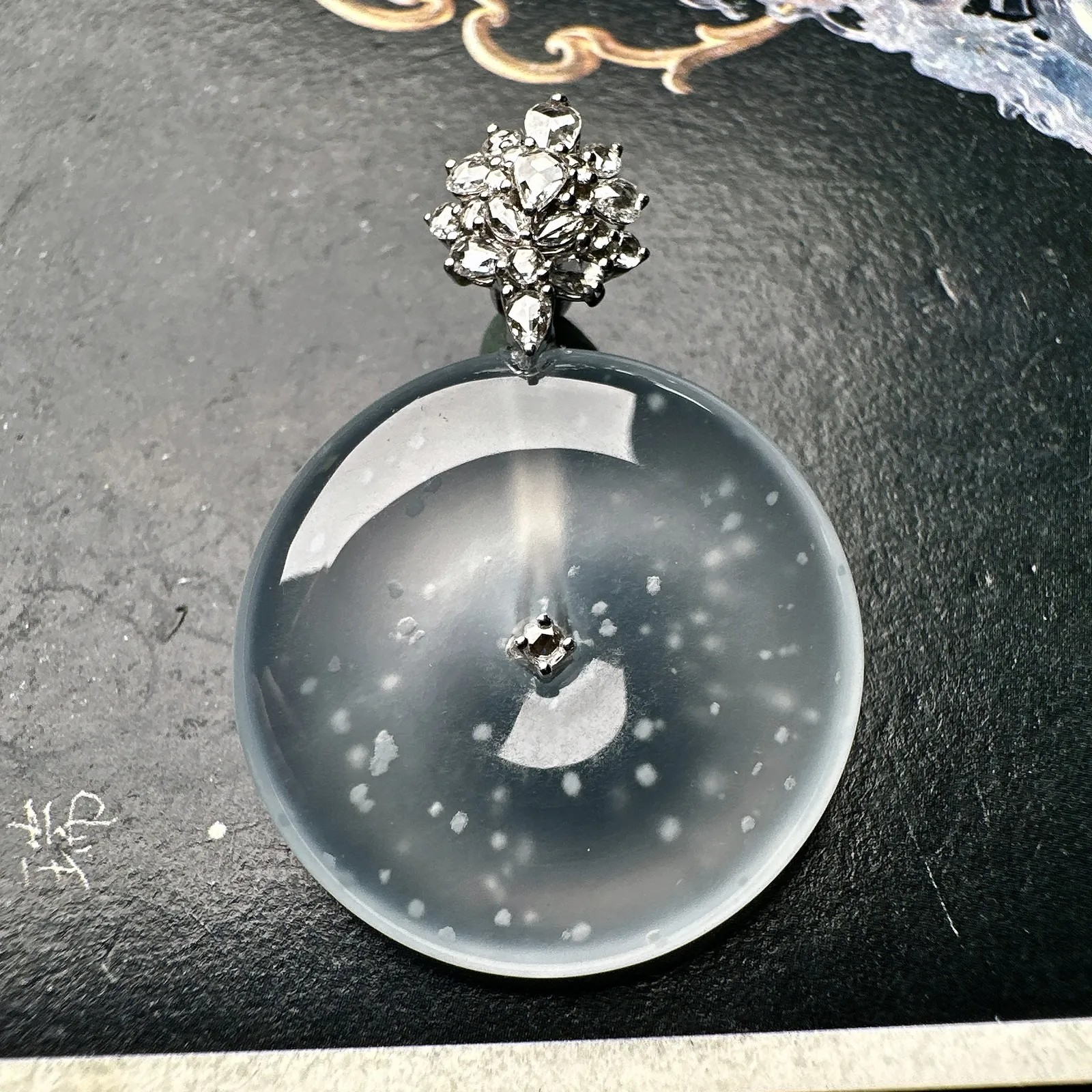 【玻璃种雪花棉平安扣】木那老坑料，质地细腻，冰润十足，种老冰透，荧光闪耀，18k金钻镶嵌，裸石尺寸2