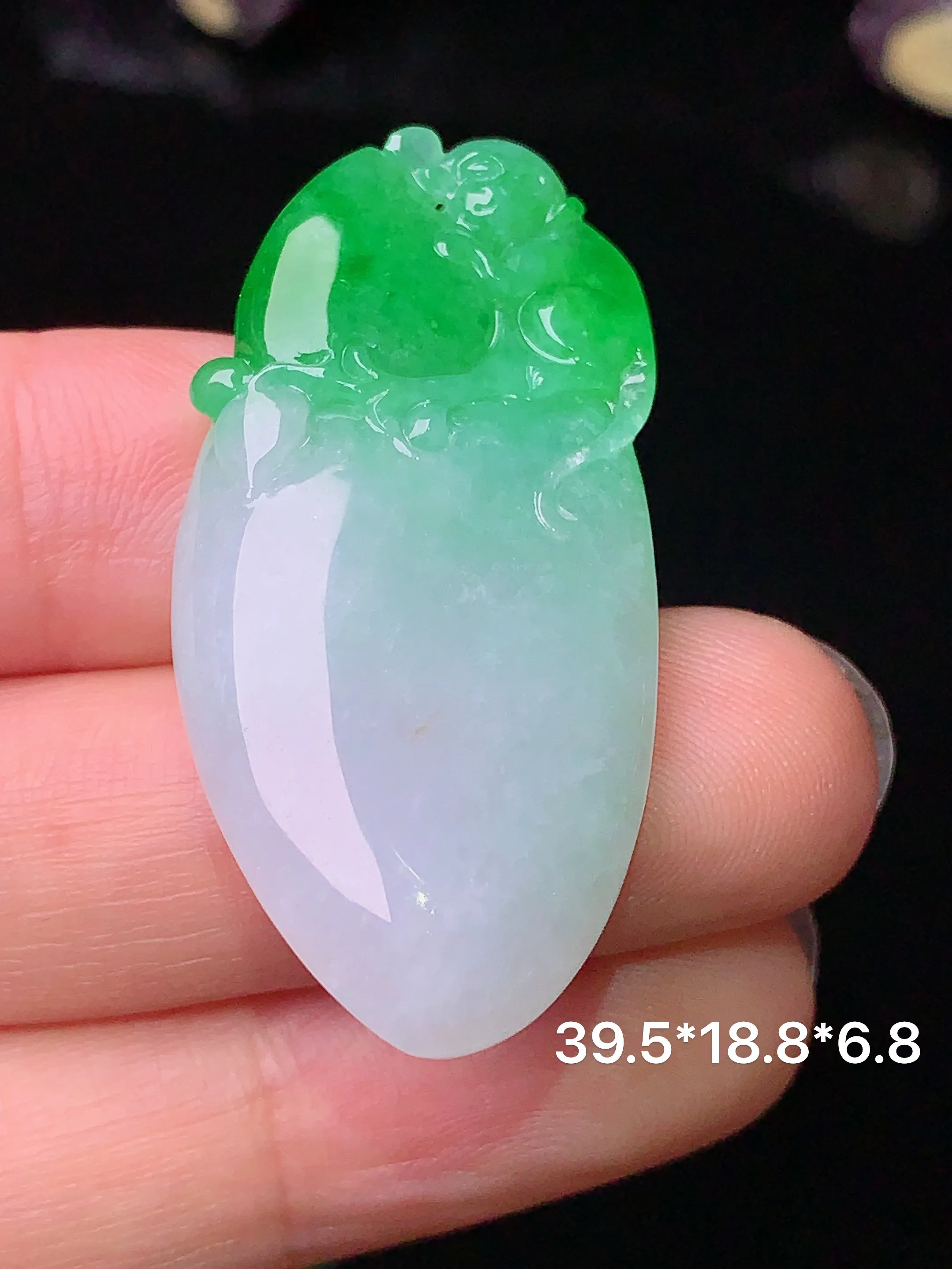 飘绿寿桃吊坠 玉质细腻 色泽艳丽 整体尺寸39.5*18.8*6.8