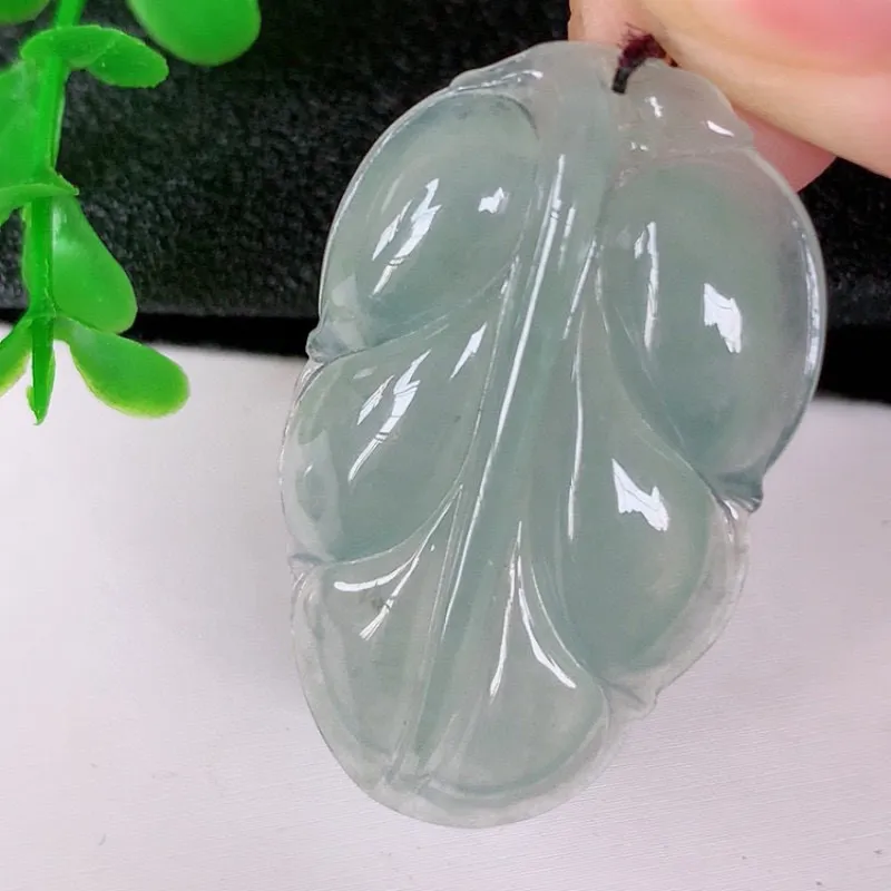 自然光实拍 冰种事业有成叶子翡翠吊坠，莹润且起胶 叶子清秀优雅 佩戴大业有成！#122.3尺寸38*23*5mm