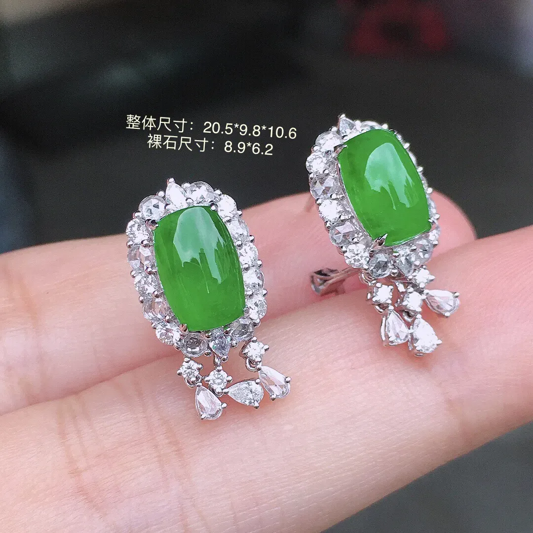 阳绿马鞍耳钉，色泽均匀艳丽，玉质细腻，荧光感超
强，饱满水润，气质满满。18k
金豪华镶嵌