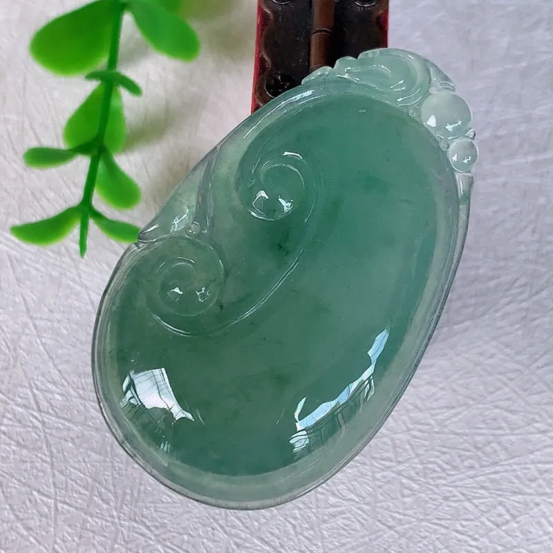 自然光实拍 冰飘花万事如意翡翠吊坠， 莹亮光泽，色泽清爽 寓意好 佩戴上身效果更端庄高贵，#082.2尺寸44.5-27.5*5.5mm