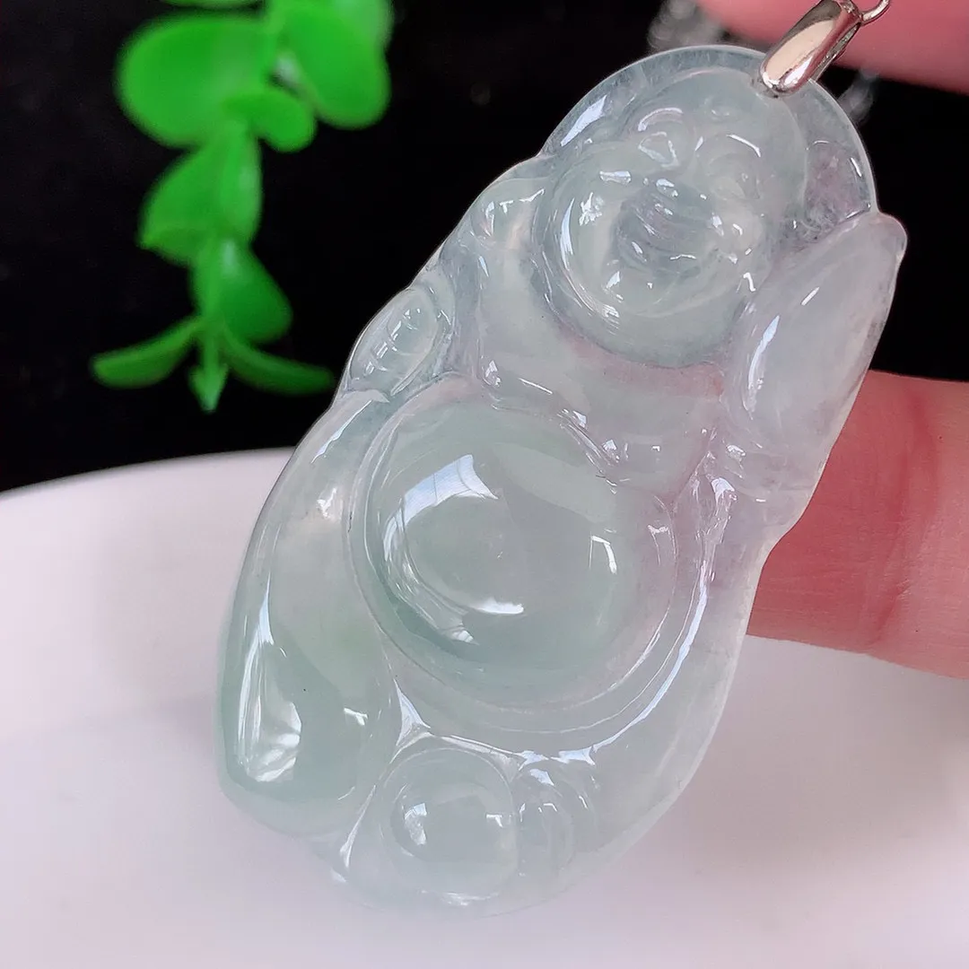 自然光实拍 冰种布袋佛翡翠吊坠 代代有财， 灼灼生辉 澄净美好的布袋福佛 形态极为讨喜，可爱憨然#211.1尺46.5*26.5*5mm
