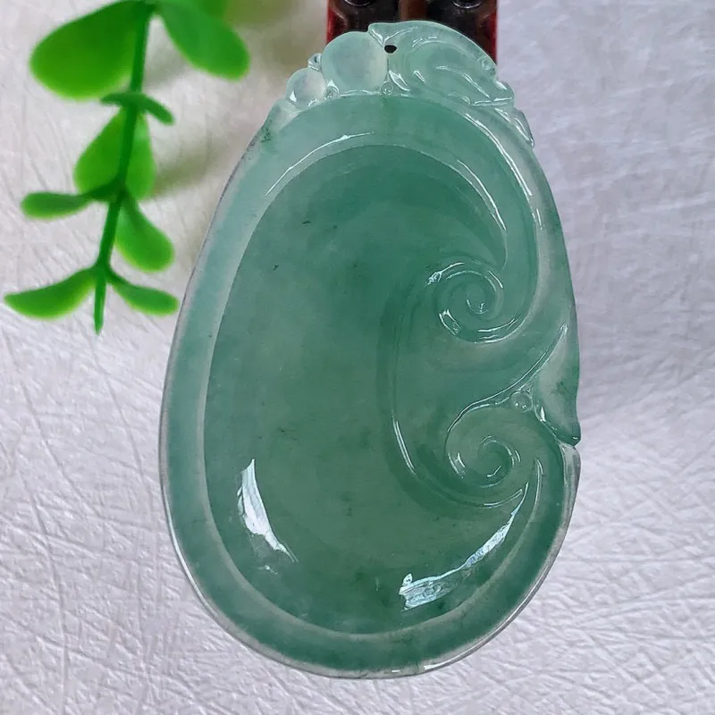 自然光实拍 冰飘花万事如意翡翠吊坠， 莹亮光泽，色泽清爽 寓意好 佩戴上身效果更端庄高贵，#082.2尺寸44.5-27.5*5.5mm