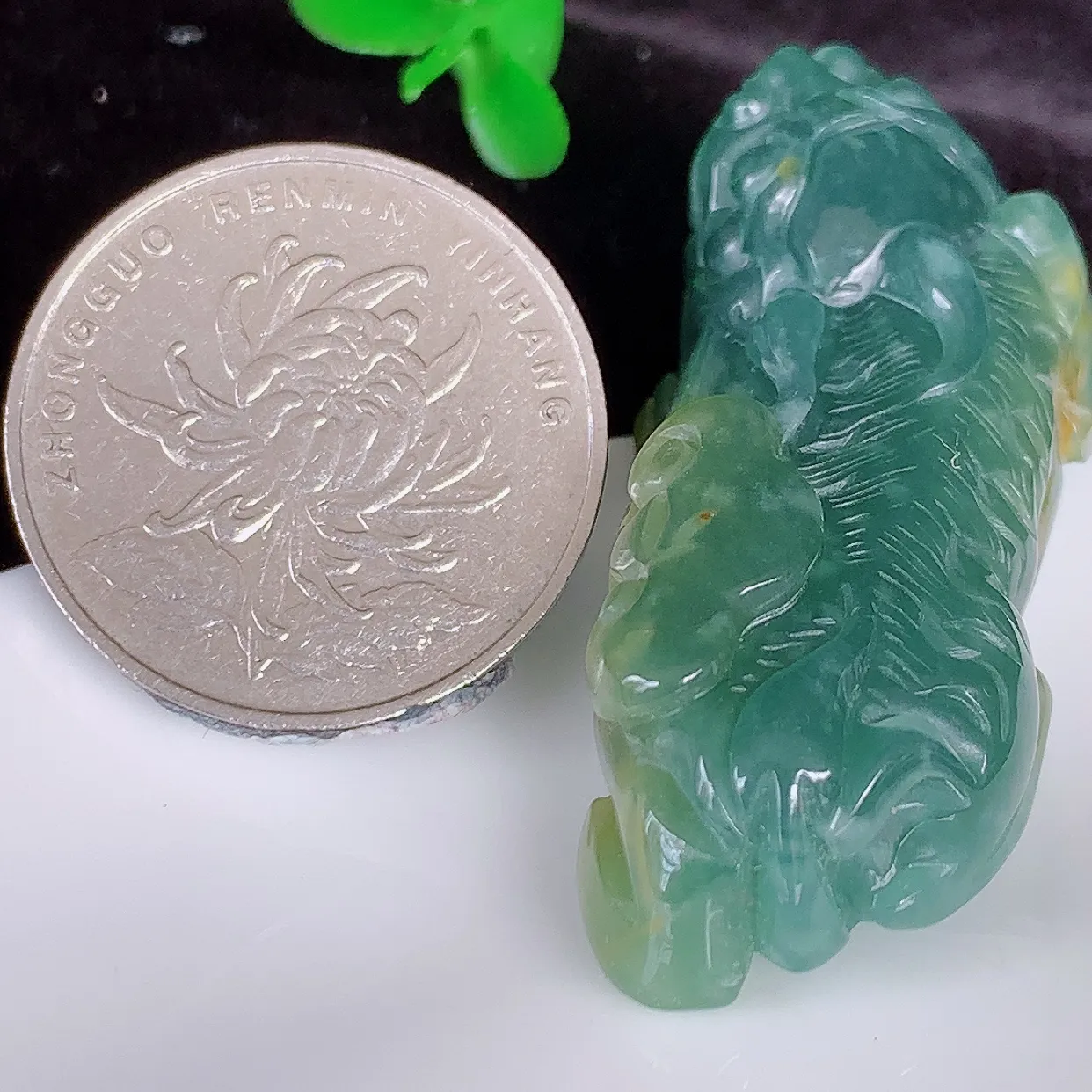 自然光实拍 冰糯种双彩招财貔貅吊坠 民间有“一摸貔貅运程旺盛 再摸貔貅财运滚滚， 三摸貔貅平步青云 ”的 美好祝愿#726.1尺寸48*20*13mm