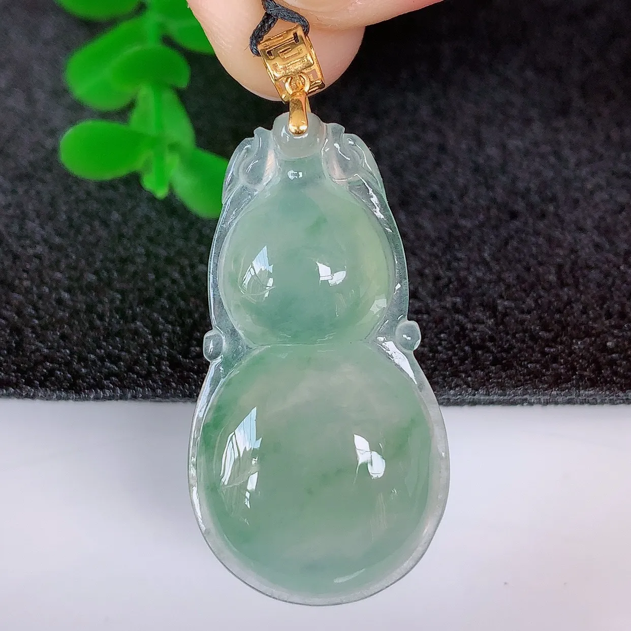 自然光实拍，18K金镶嵌冰种飘花葫芦吊坠，翡翠葫芦，寓意福禄双全，财源滚滚 佩戴效果优雅迷人！#080.4整体39裸石32.5*17.5-5.8