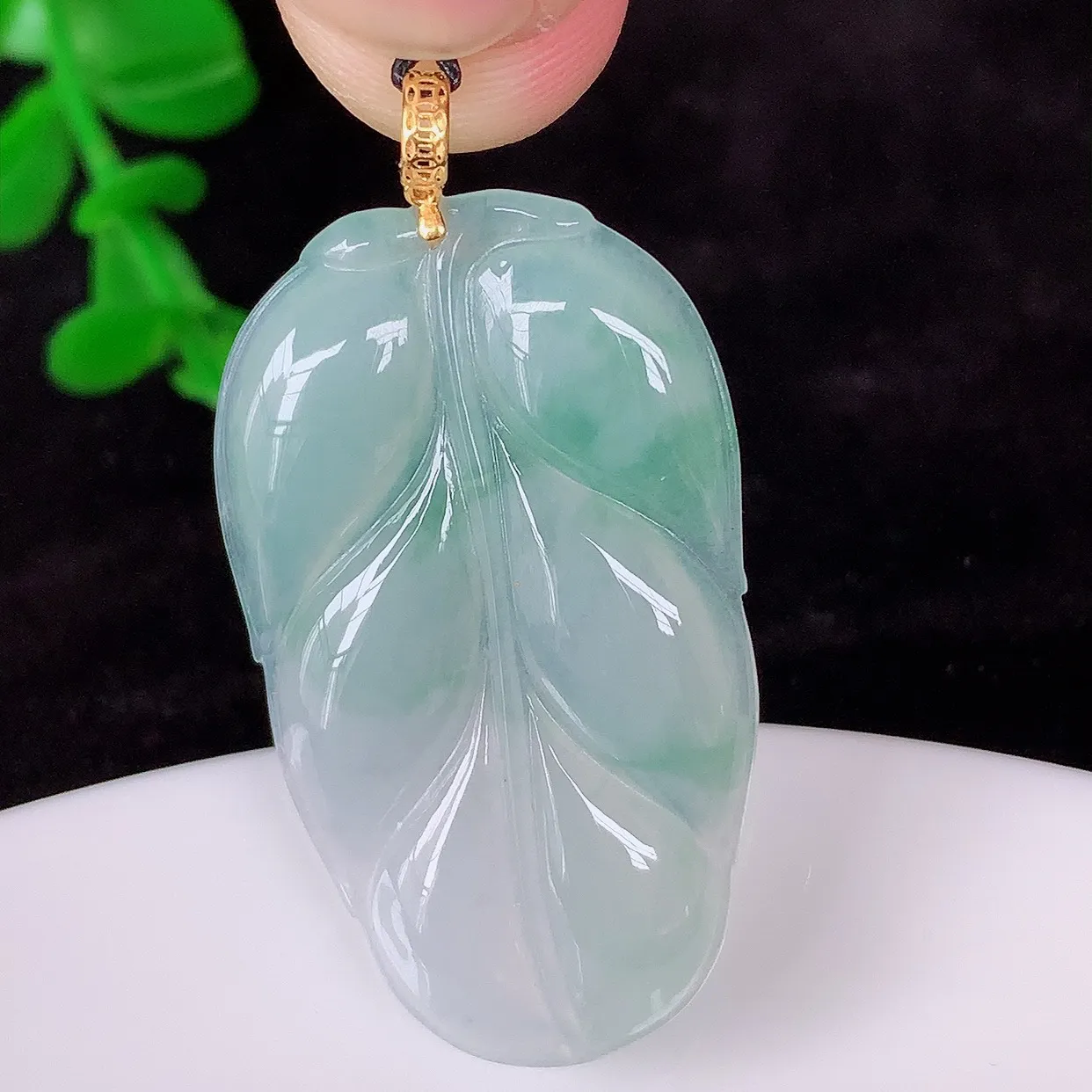 自然光实拍，18K金镶嵌冰飘花叶子翡翠吊坠，种水足，色泽清新，工艺精湛，寓意美好 金枝玉叶 事业有成。#012.2整体38.5*20*3.9mm