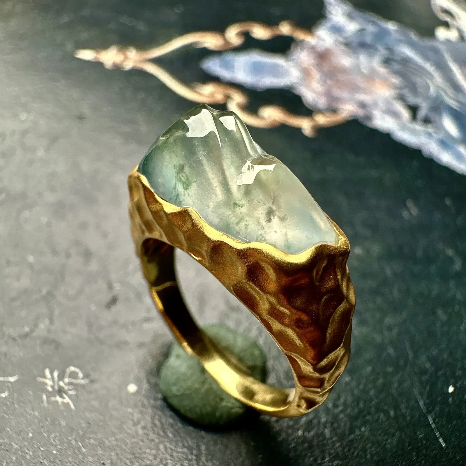 【冰种飘花戒指】质地均匀细腻，冰润起光，胶感强烈，18K金钻精美镶嵌，裸石尺寸17.4*7.9*7.9毫米，戒圈可改