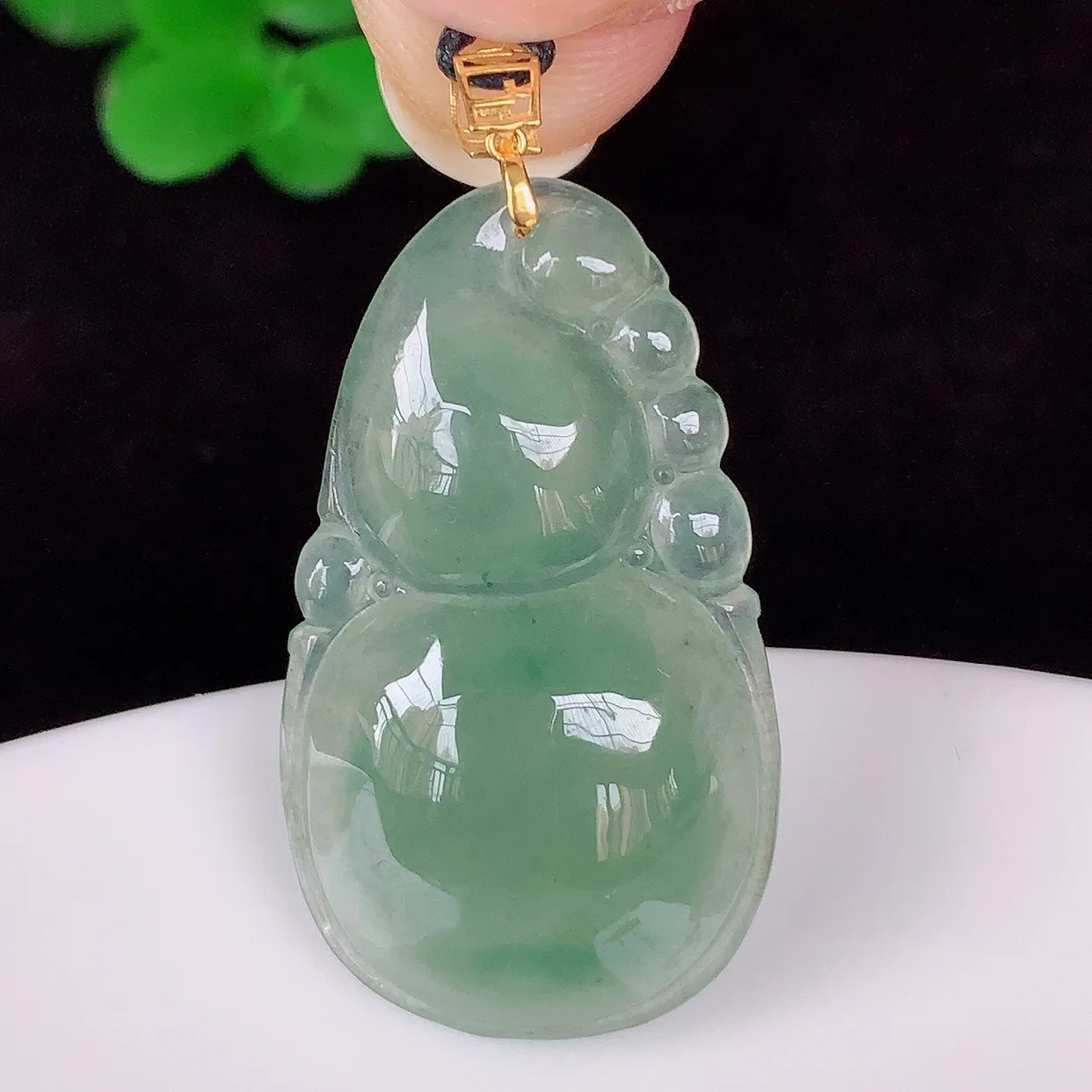 自然光实拍，18K金镶嵌冰种飘花葫芦吊坠 翡翠葫芦寓意福禄双全 财源滚滚，佩戴效果优雅迷人！#241