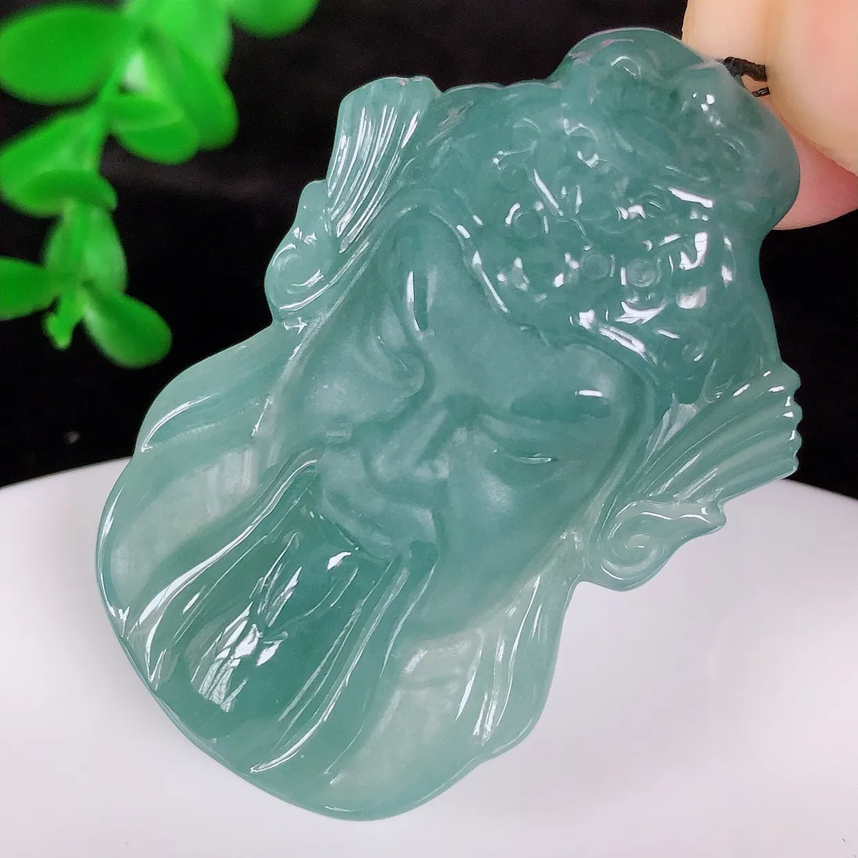 自然光实拍 冰透满色关公翡翠吊坠，种好起光，玉质细腻 招财纳福 时‮大尚‬方，款式新莹，佩戴优雅高贵！#378.2尺寸46-31-9mm