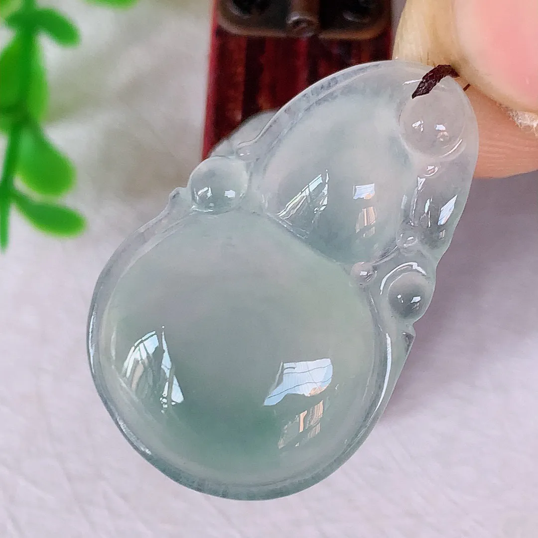 自然光实拍 冰种翡翠葫芦吊坠， 寓意福禄双全 财源滚滚，冰透 清新脱俗 佩戴效果优雅迷人！#130.2*尺寸28*18*6.2mm