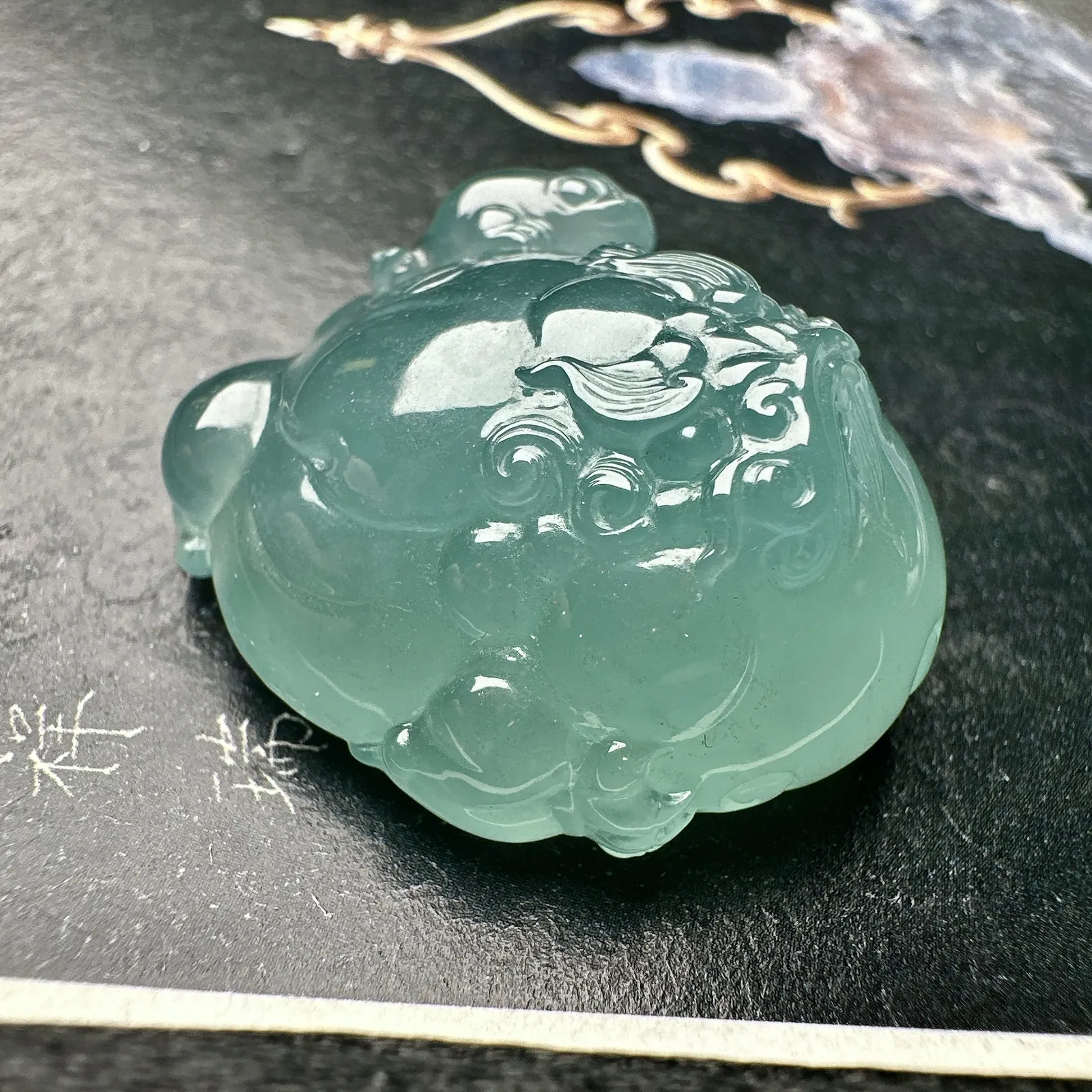 【冰种天空蓝三足金蟾】招财神兽，种水上乘，晶莹剔透，纯净通透，莹光感很强
