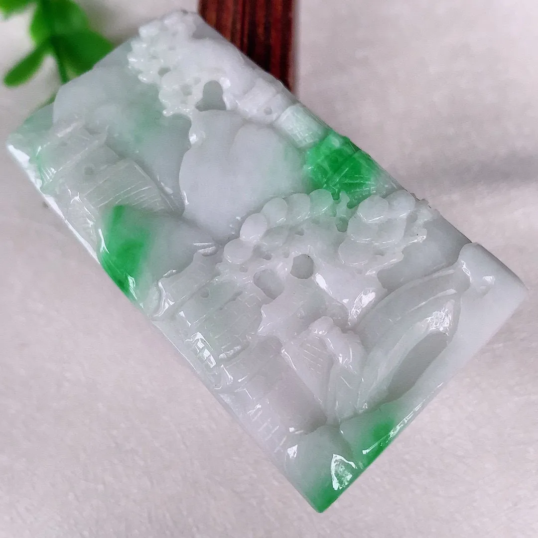自然光实拍 冰润飘阳绿山水牌翡翠吊坠，种老水足 水润精细雕工精湛 寓意美好 佩戴精美！#634.1尺寸57*33.5*6mm