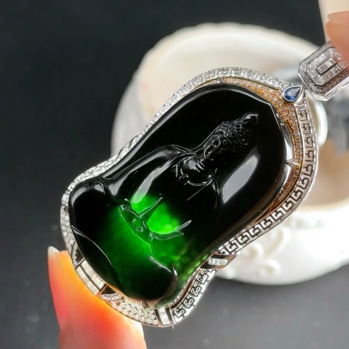 精品18k墨翠观音 种好色正 黑度极好 打灯通透 油性十足 尺寸60.4