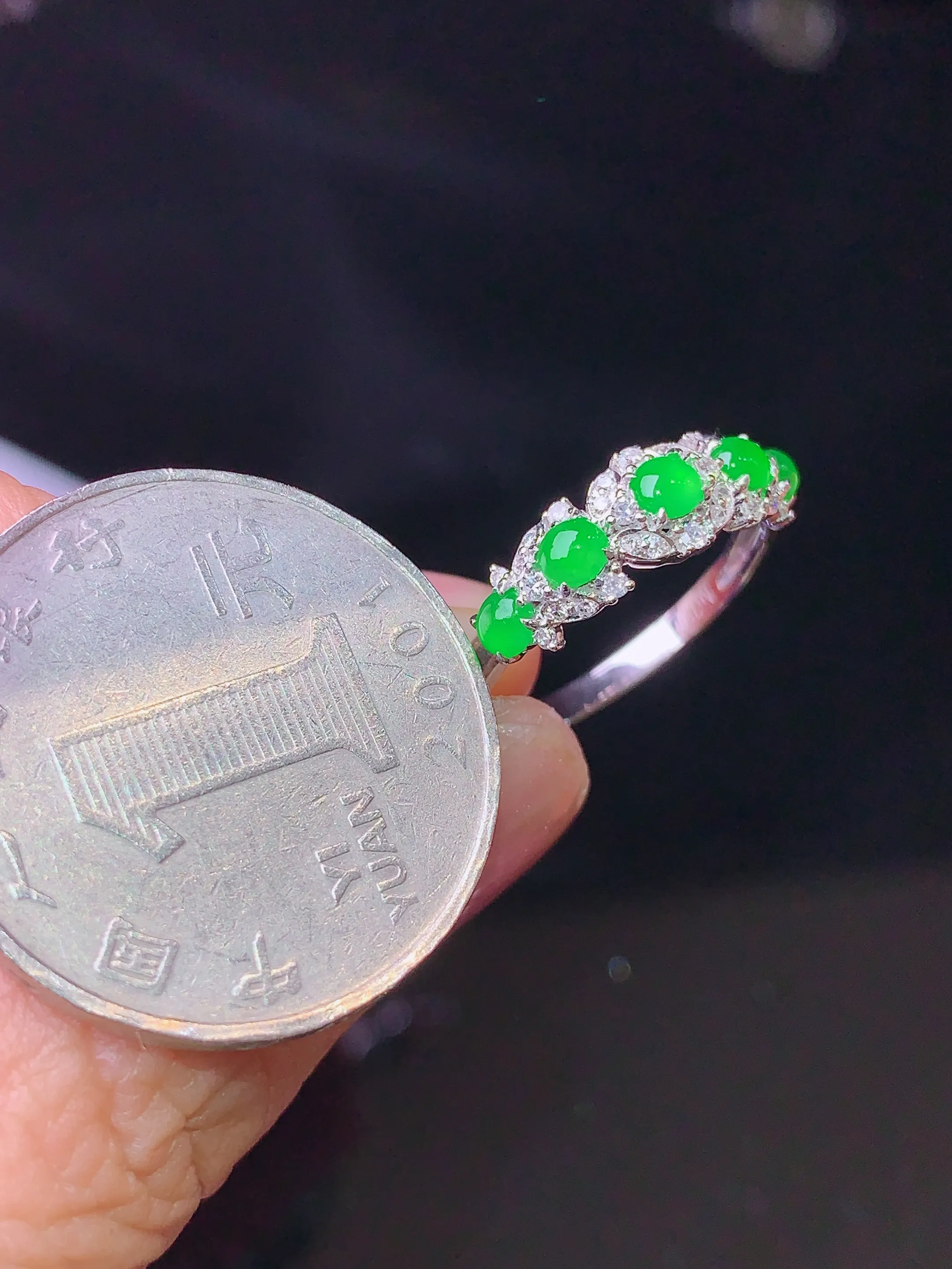 18k金钻镶嵌翠绿蛋面戒指 玉质细腻 色泽艳丽 圈口13.5 裸石尺寸2.8*3*2