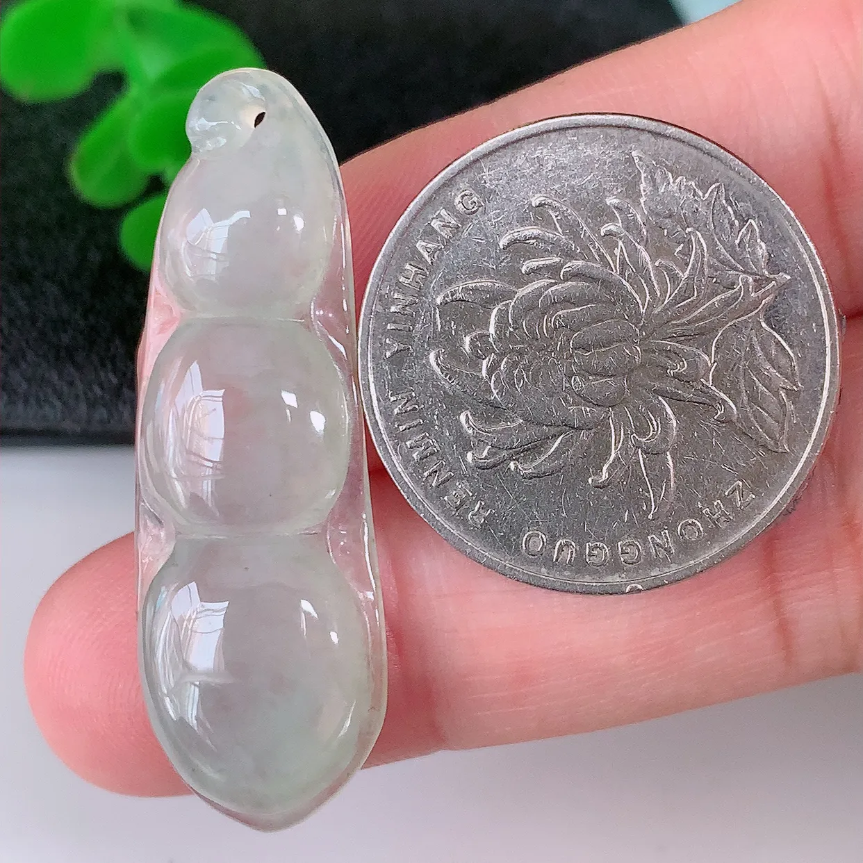 自然光实拍，冰润冰种翡翠福瓜 四季豆吊坠，种老水足，雕工精湛 ，寓意美好，佩戴时尚出众！#059.3瓜41*19.5*4.5四季豆41*13.5*5