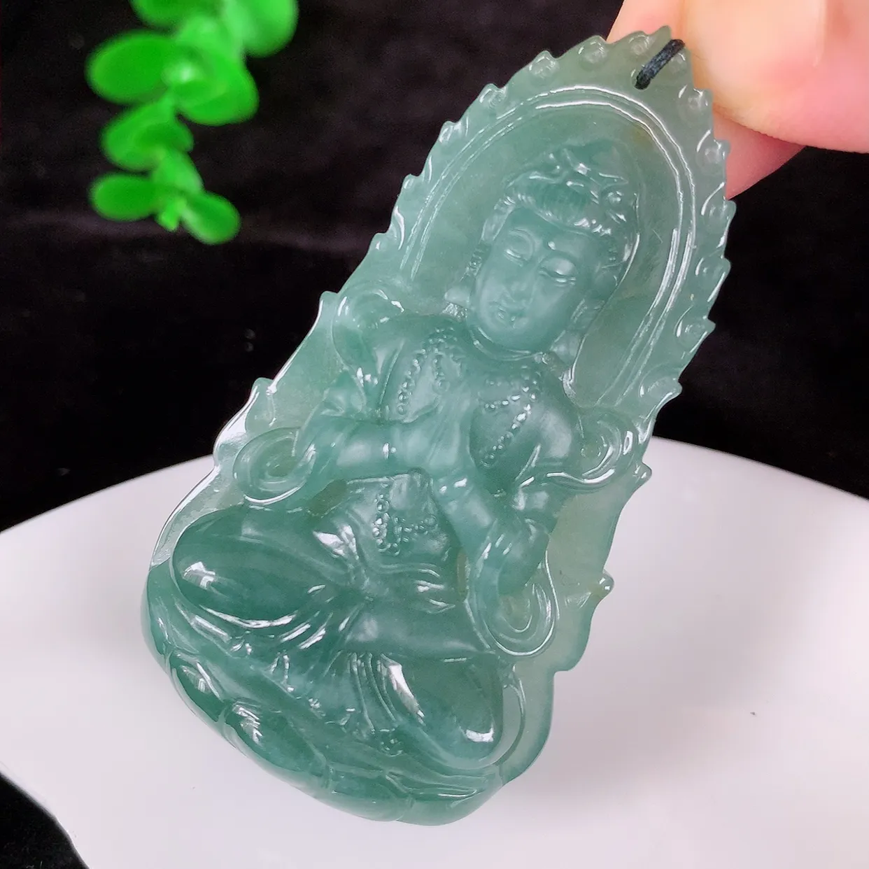 自然光实拍 大件冰糯种满色观音吊坠，赐福翡翠观音，冰透 观音 面相慈祥 雕琢细致， 佩戴气质！#379.2尺寸60-33-8.8mm