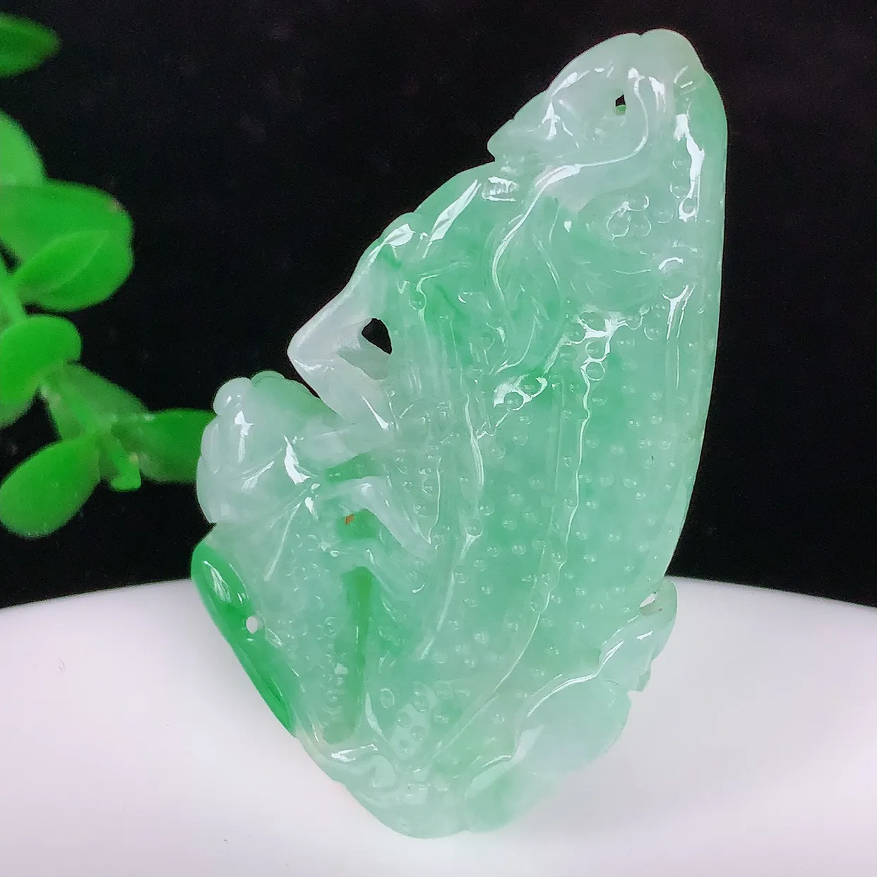 自然光实拍，冰润飘绿翡翠一鸣惊人金蟾吊坠， 金蝉象征着一鸣惊人 腰缠万贯，事事如意等 俏色巧雕，沁人心脾，水足、惟妙惟俏 形神俱佳！实物满满惊喜 佩戴效果优雅迷人！#068.3尺寸45*28*7.5mm