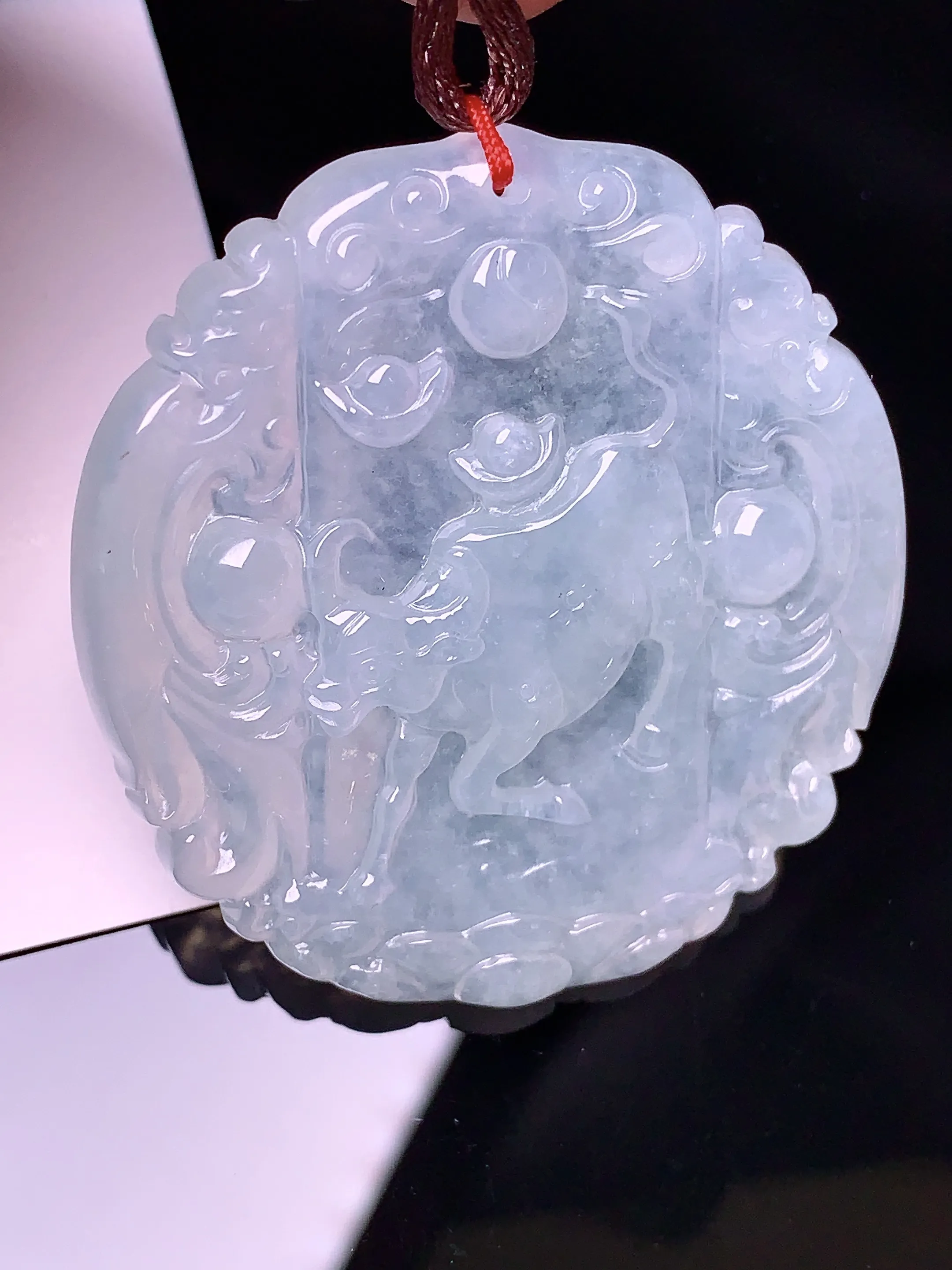 冰种生肖牛牌吊坠 玉质细腻 色泽艳丽 整体尺寸47.3*44.5*4.6