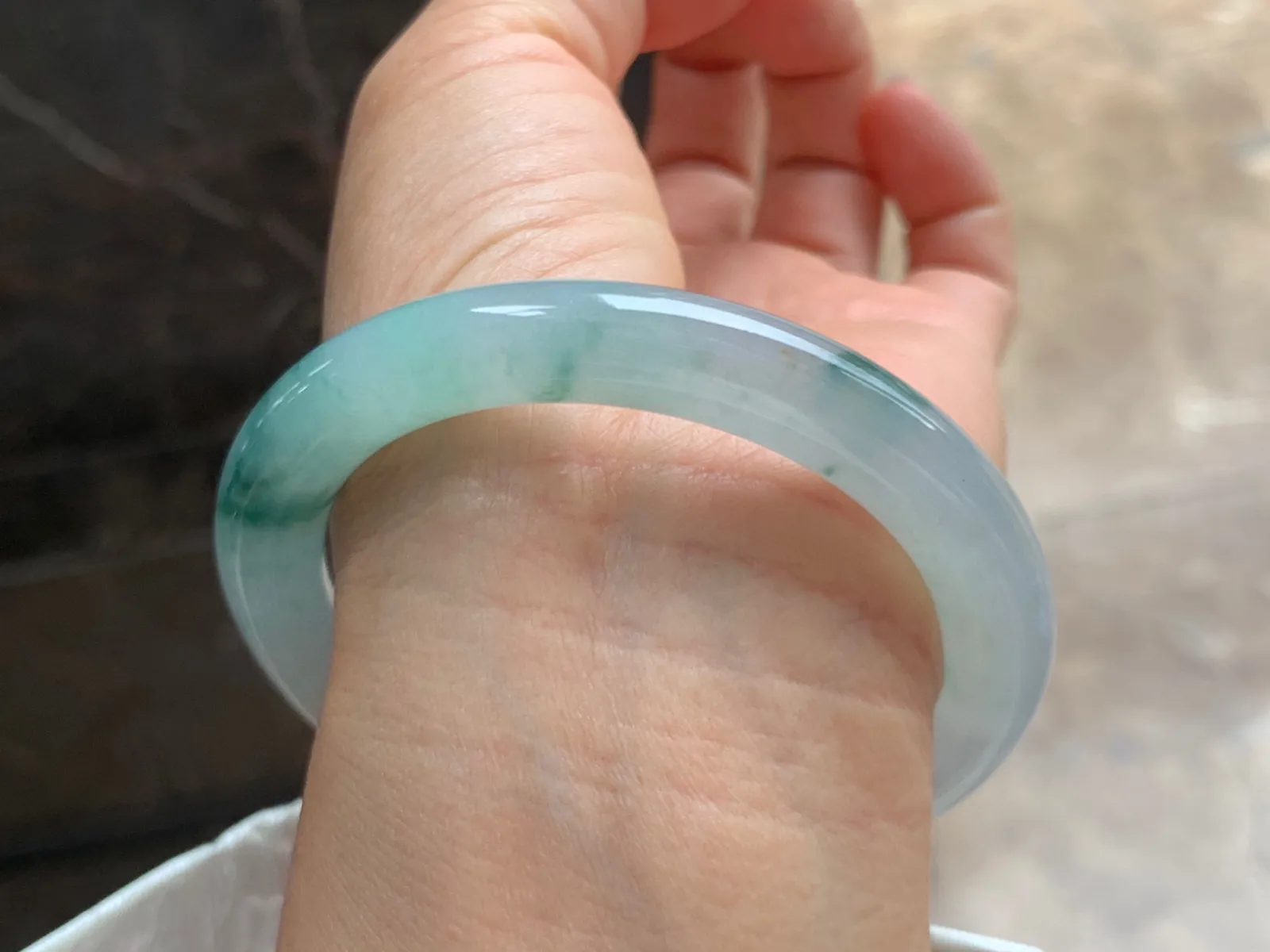 55.5-9mm
冰种飘花圆条手镯 水润冰透 清爽