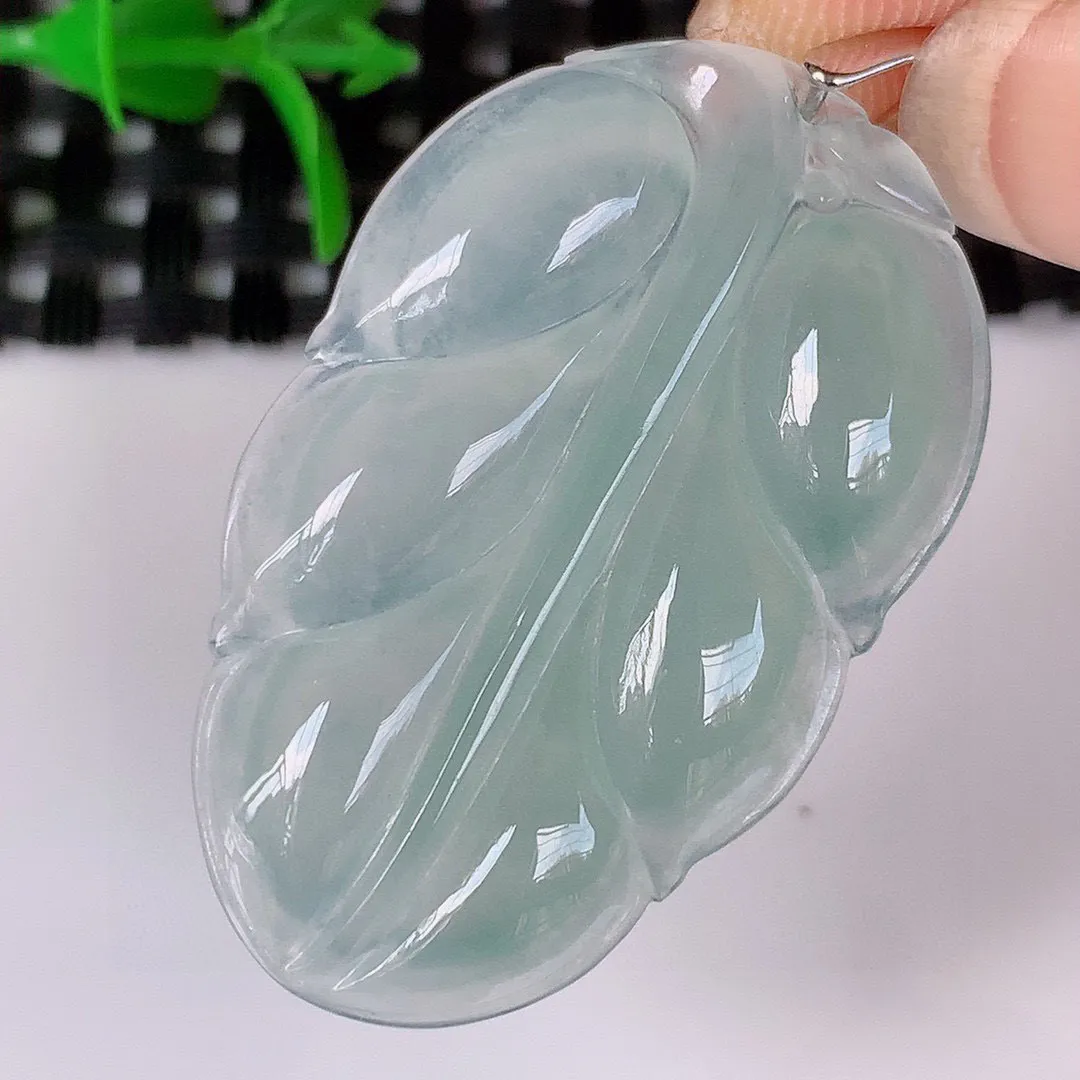 自然光实拍，冰种金枝玉叶叶子翡翠吊坠 寓意“大业有成，一夜成名，”水润通透叶子 清秀高雅 性价比超值！#195.4尺寸35-22-5