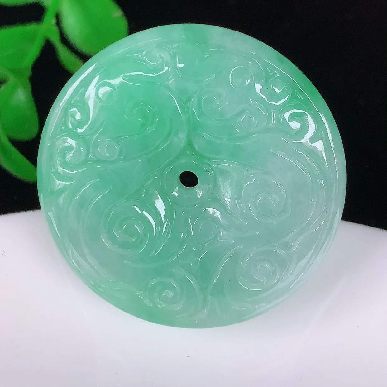 自然光实拍，水润飘绿花开富贵平安扣吊坠， 翡翠平安扣，品相佳，美感十足 寓意平平安安 平安扣佩戴精美时尚！#063.3尺寸31*5.5mm