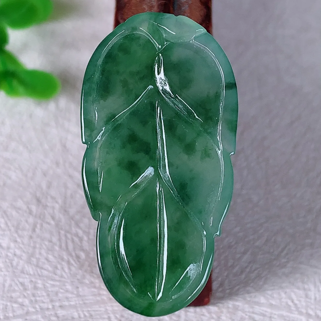 自然光实拍，冰润飘花事业有成叶子翡翠吊坠 莹润且起胶，叶子清秀优雅 佩戴大业有成！#070.2尺寸35*18*4mm