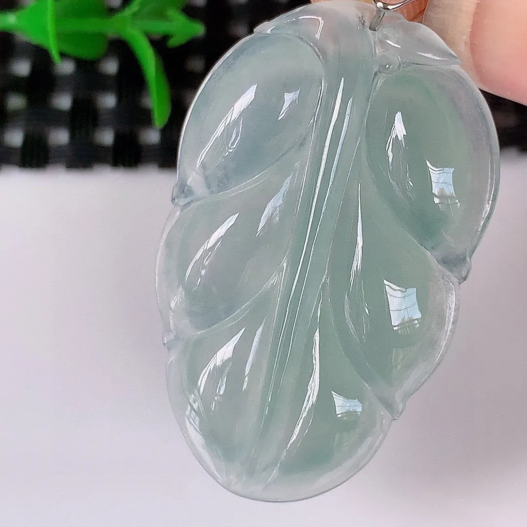自然光实拍，冰种金枝玉叶叶子翡翠吊坠 寓意“大业有成，一夜成名，”水润通透叶子 清秀高雅 性价比超值！#195.4尺寸35-22-5