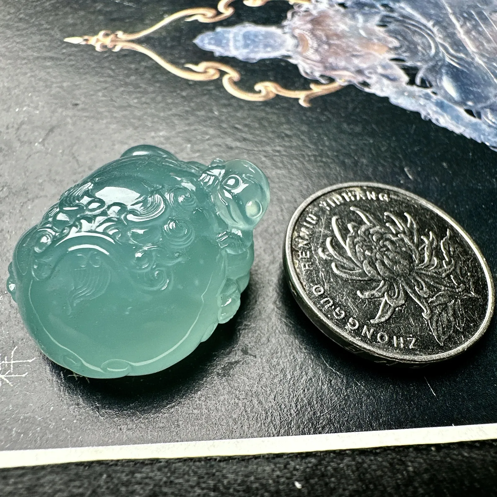 【冰种天空蓝三足金蟾】招财神兽，种水上乘，晶莹剔透，纯净通透，莹光感很强