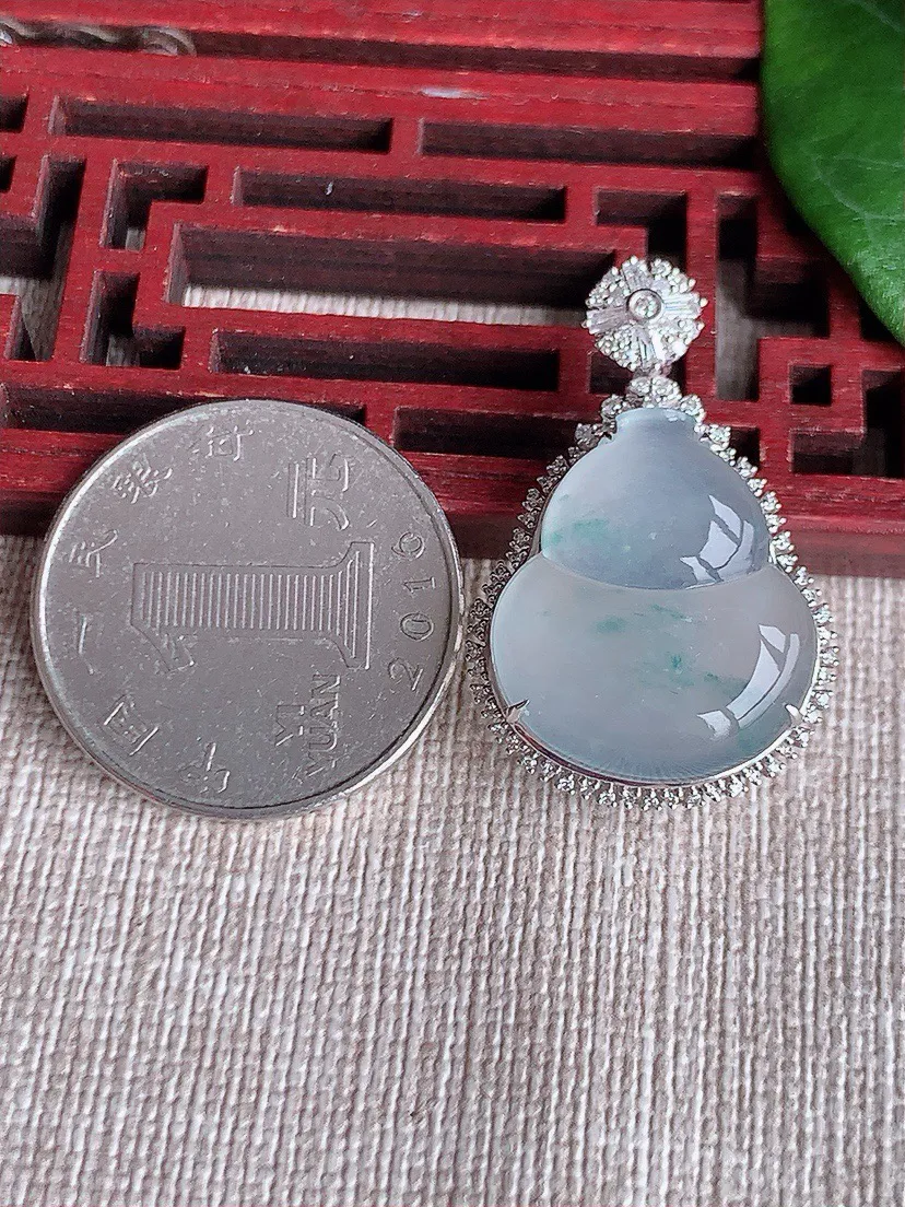 a货翡翠老坑冰种18K金伴钻镶嵌飘花葫芦吊坠 尺寸31.5×20.4×9.8裸石20.3×17.4mm 重量4.68g 0604
