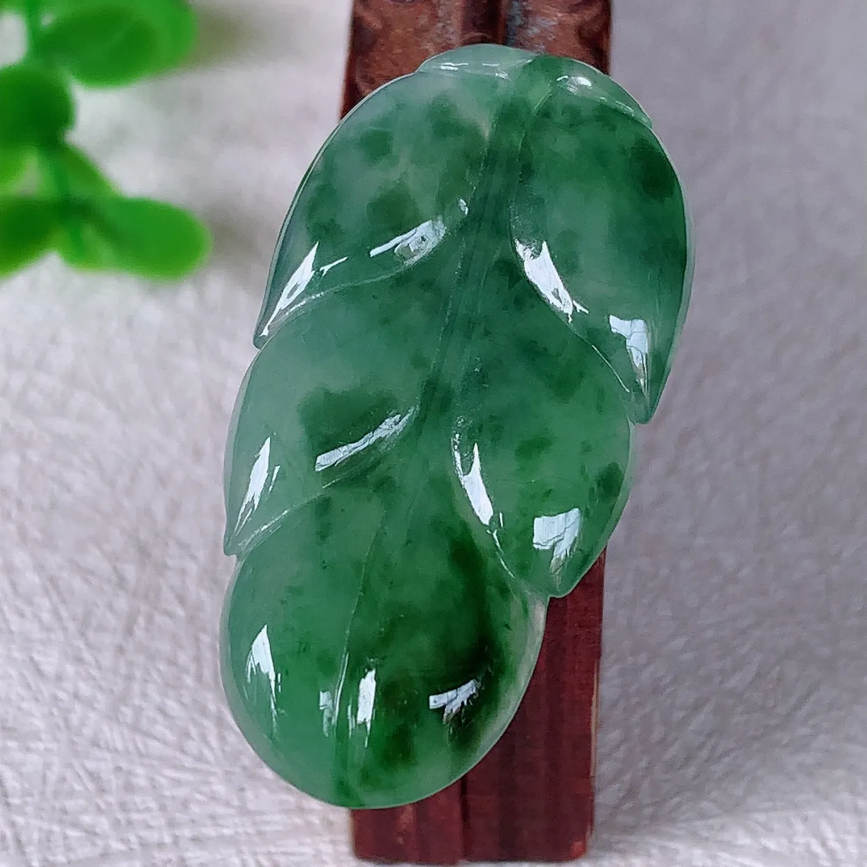 自然光实拍，冰润飘花事业有成叶子翡翠吊坠 莹润且起胶，叶子清秀优雅 佩戴大业有成！#070.2尺寸35*18*4mm