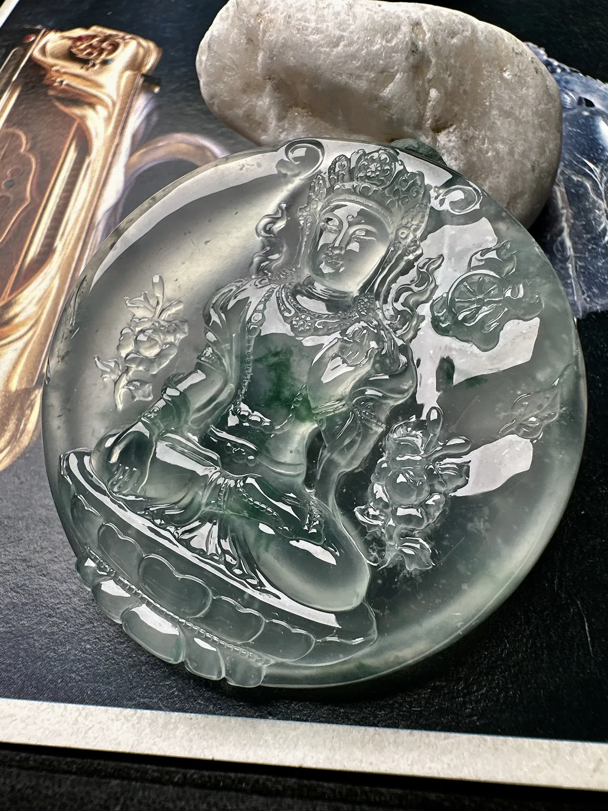 【玻璃种飘花园牌度母吊坠】质地细腻，冰度很足，饱满度很好，雕刻精细，加龙作品