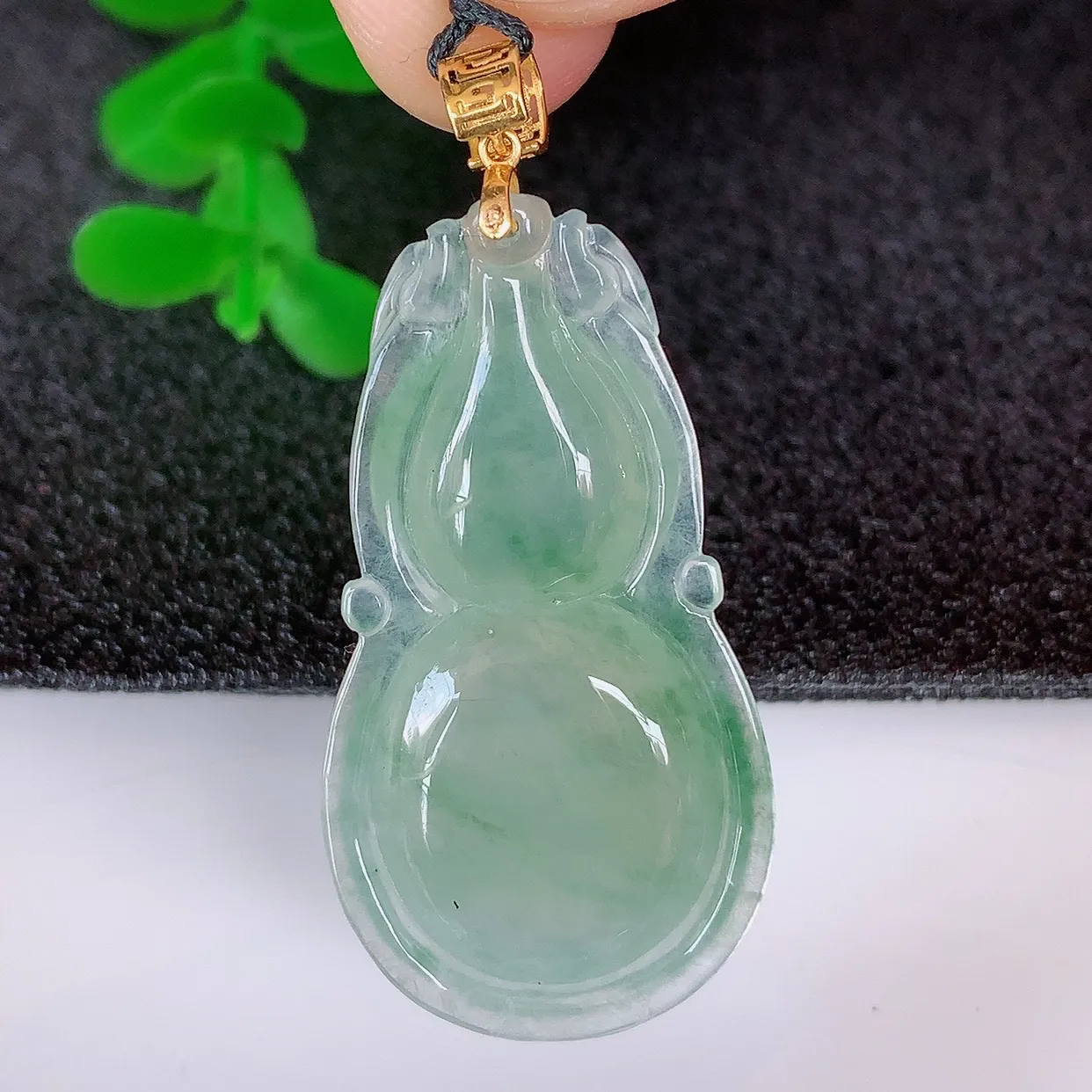 自然光实拍，18K金镶嵌冰种飘花葫芦吊坠，翡翠葫芦，寓意福禄双全，财源滚滚 佩戴效果优雅迷人！#080.4整体39裸石32.5*17.5-5.8