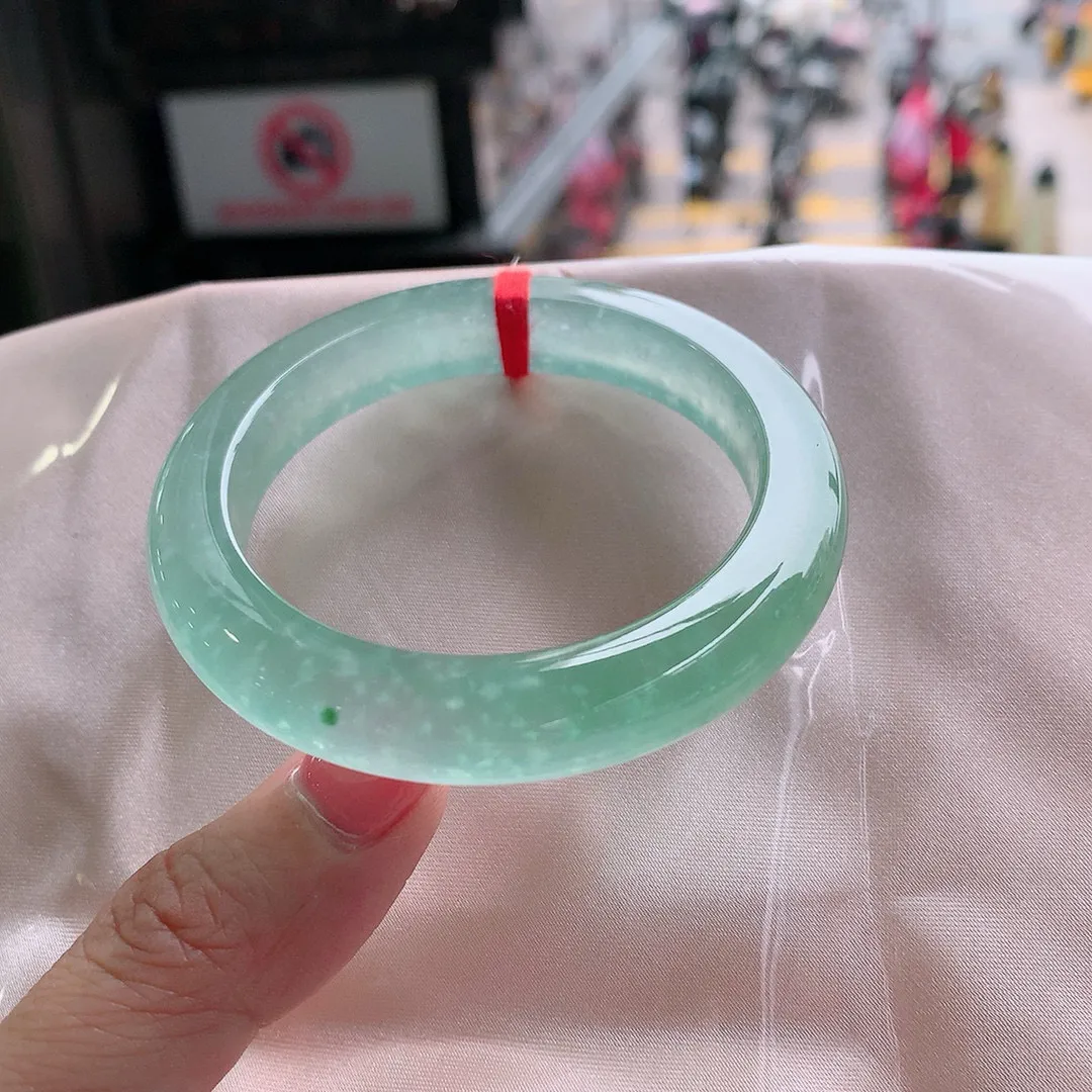 玻璃种阳绿飘雪花棉 一丝细线 尺寸:52.1/10.3/8.8 种色俱佳 高品质