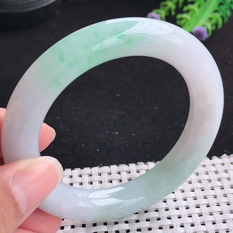 自然光56.5圈口老坑精美温润飘绿圆条手镯翡翠玉镯尺寸56.5/12/11.8
