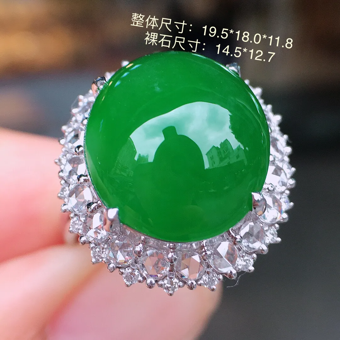 满绿蛋面戒指，色泽均匀浓郁，玉质细腻，荧光感超
强，饱满水润，气质满满。18k
金豪华镶嵌