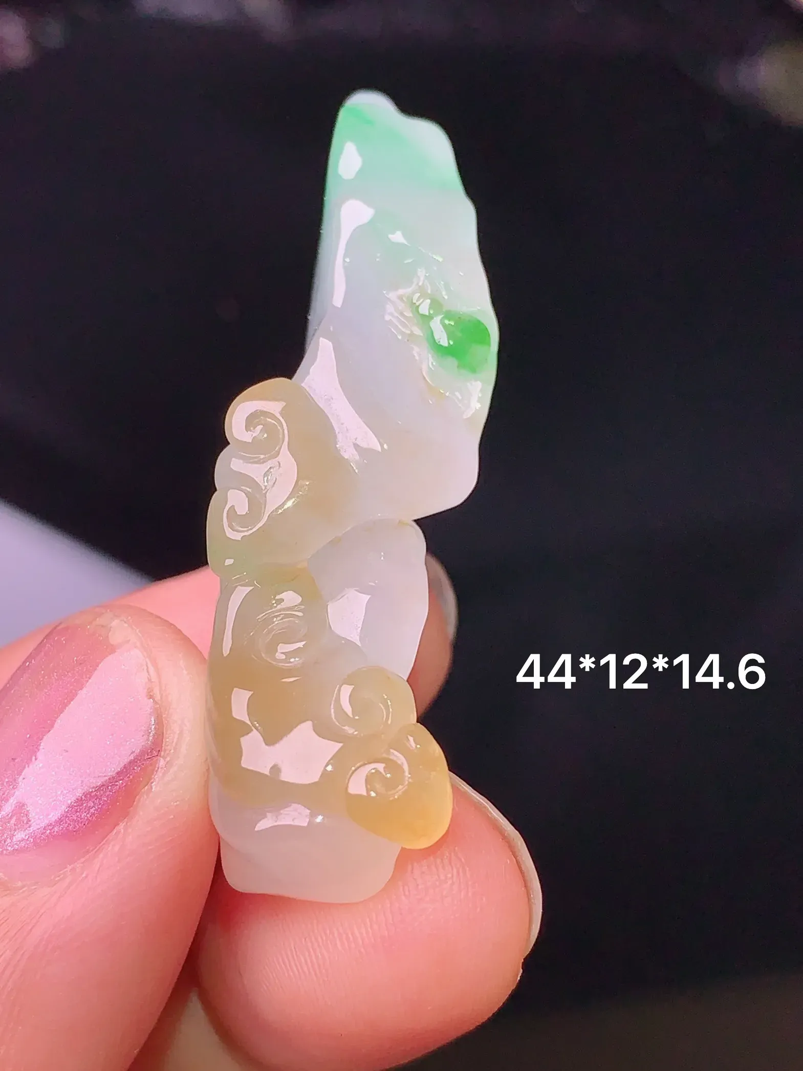 飘黄加绿如意花件吊坠 玉质细腻 色泽艳丽 整体尺寸44*12*14.6