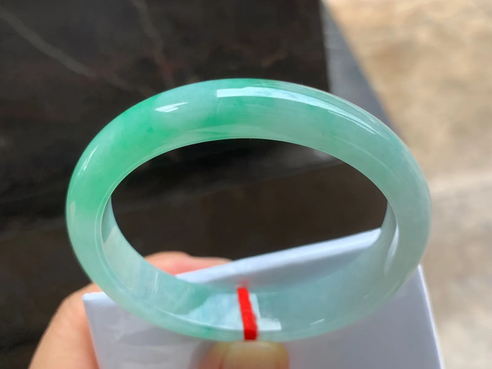 55.5-12.5-7.5mm
带色贵妃手镯 种好细腻 颜色清新 正圈53