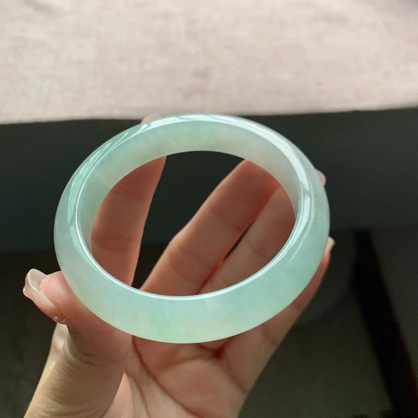 56-57圈口。自然光实拍，老坑冰润晴绿正圈翡翠手镯，尺寸:56.5-12.8-8.2mm，无纹裂，重量56.70g