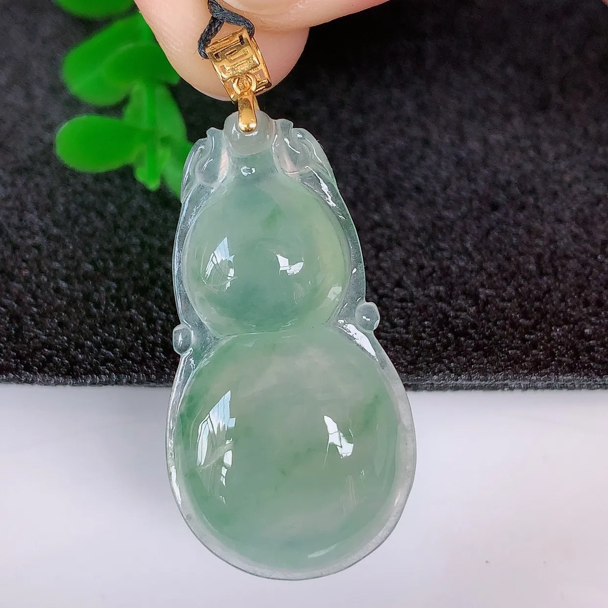 自然光实拍，18K金镶嵌冰种飘花葫芦吊坠，翡翠葫芦，寓意福禄双全，财源滚滚 佩戴效果优雅迷人！#080.4整体39裸石32.5*17.5-5.8